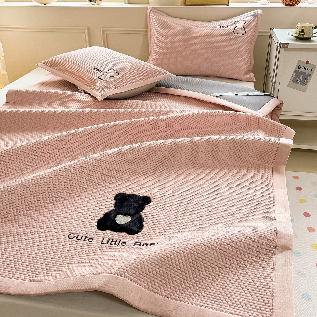 91家纺网 家纺一手货源 找家纺 （总）卡初家居（原微来） 2026春夏新款A类乙纶冰豆豆凉感席绣花席凉席席子-炫酷熊系列