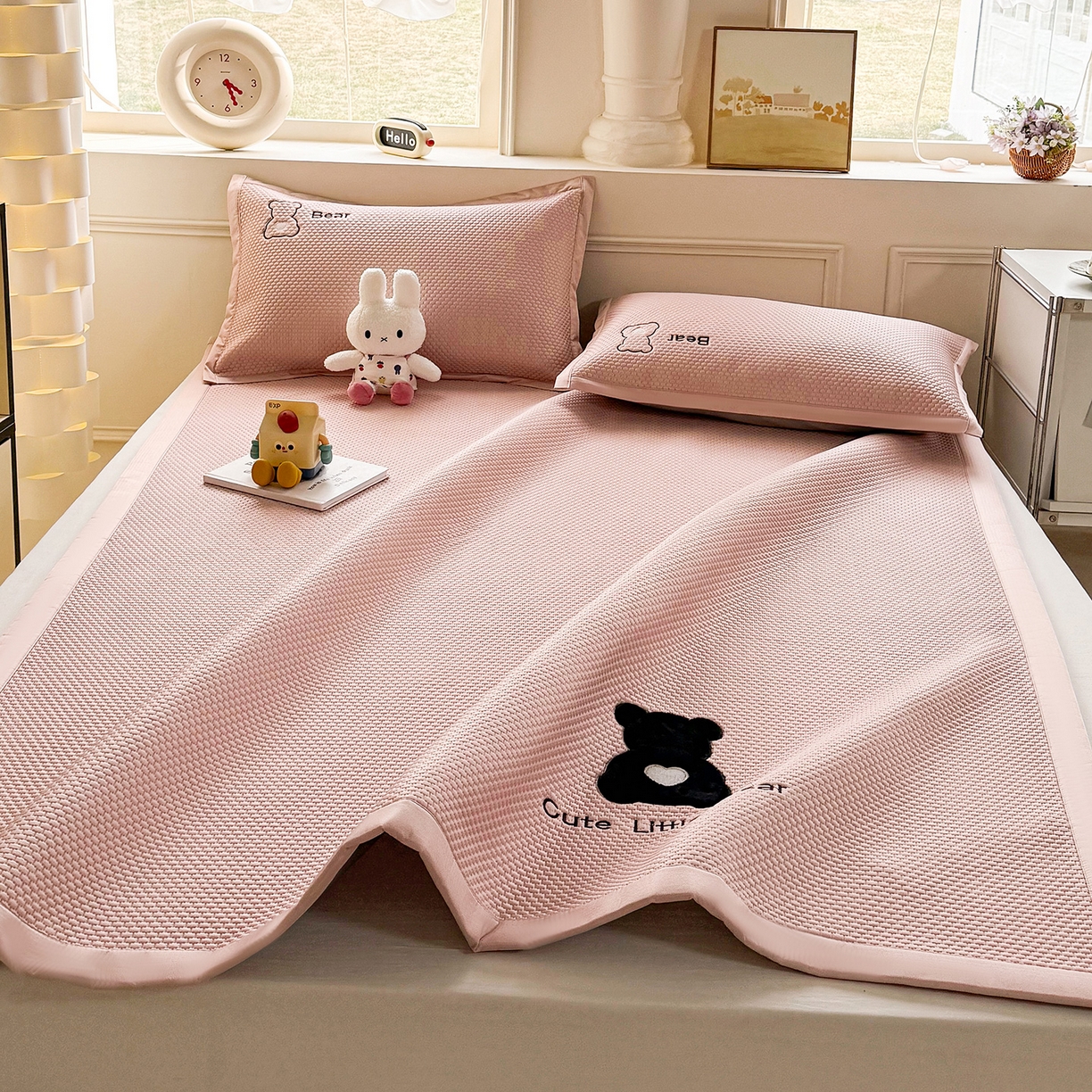 91家纺网 家纺一手货源 找家纺 卡初家居（原微来） 2026春夏新款A类乙纶冰豆豆凉感席绣花席凉席席子-炫酷熊系列 炫酷熊-芭蕾粉