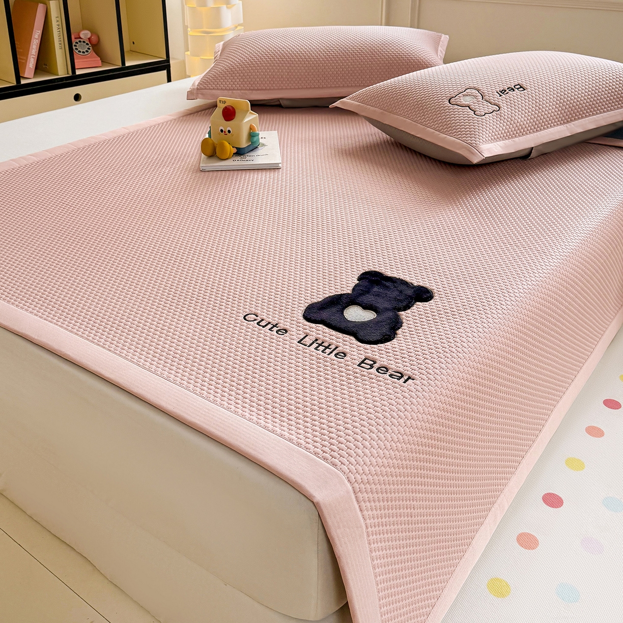 91家纺网 家纺一手货源 找家纺 卡初家居（原微来） 2026春夏新款A类乙纶冰豆豆凉感席绣花席凉席席子-炫酷熊系列 炫酷熊-芭蕾粉