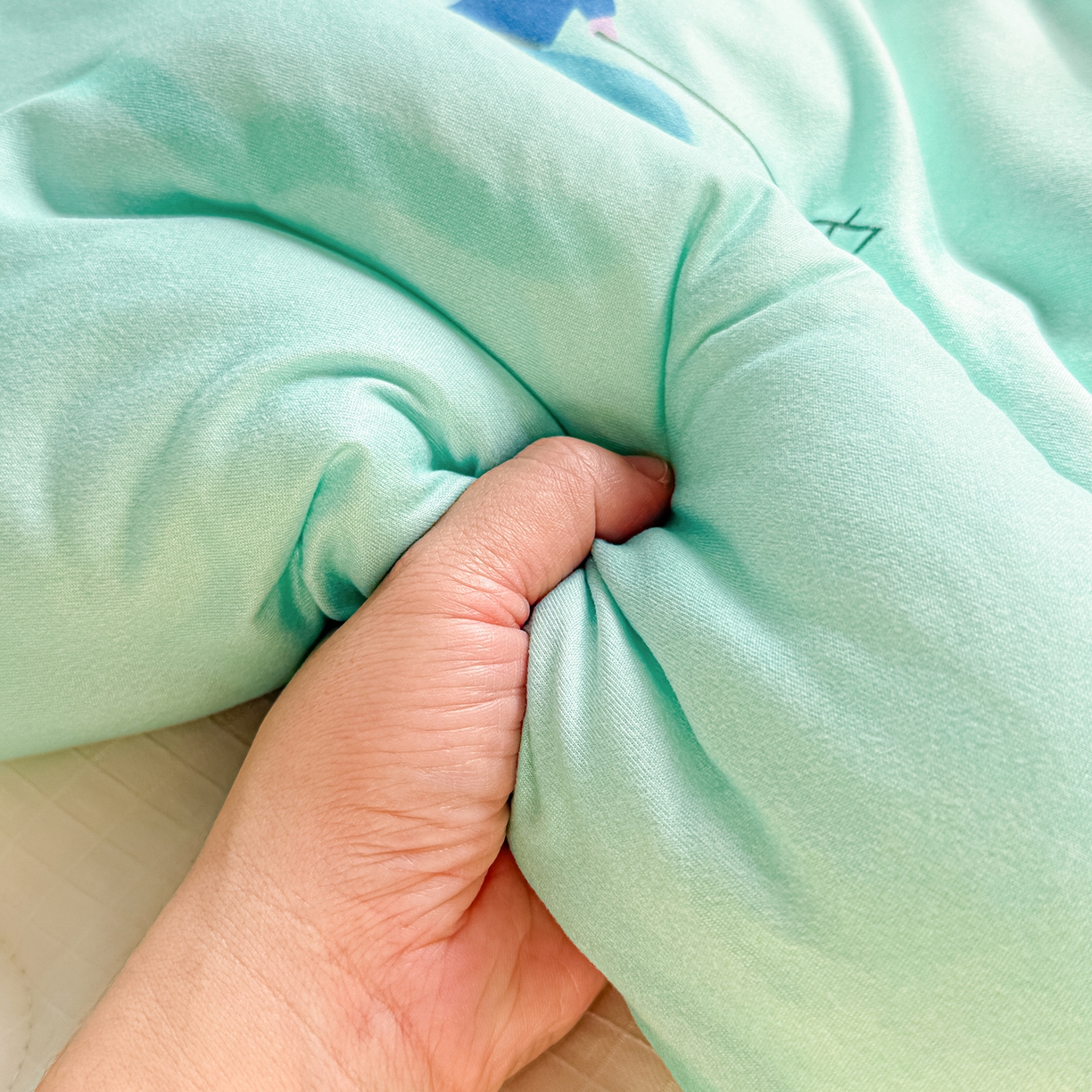 91家纺网 家纺一手货源 找家纺 宜家坊 2026直播热款A类针织棉豆豆被夏被春秋被空调被儿童学生大版卡通被子被芯 小虎鲸