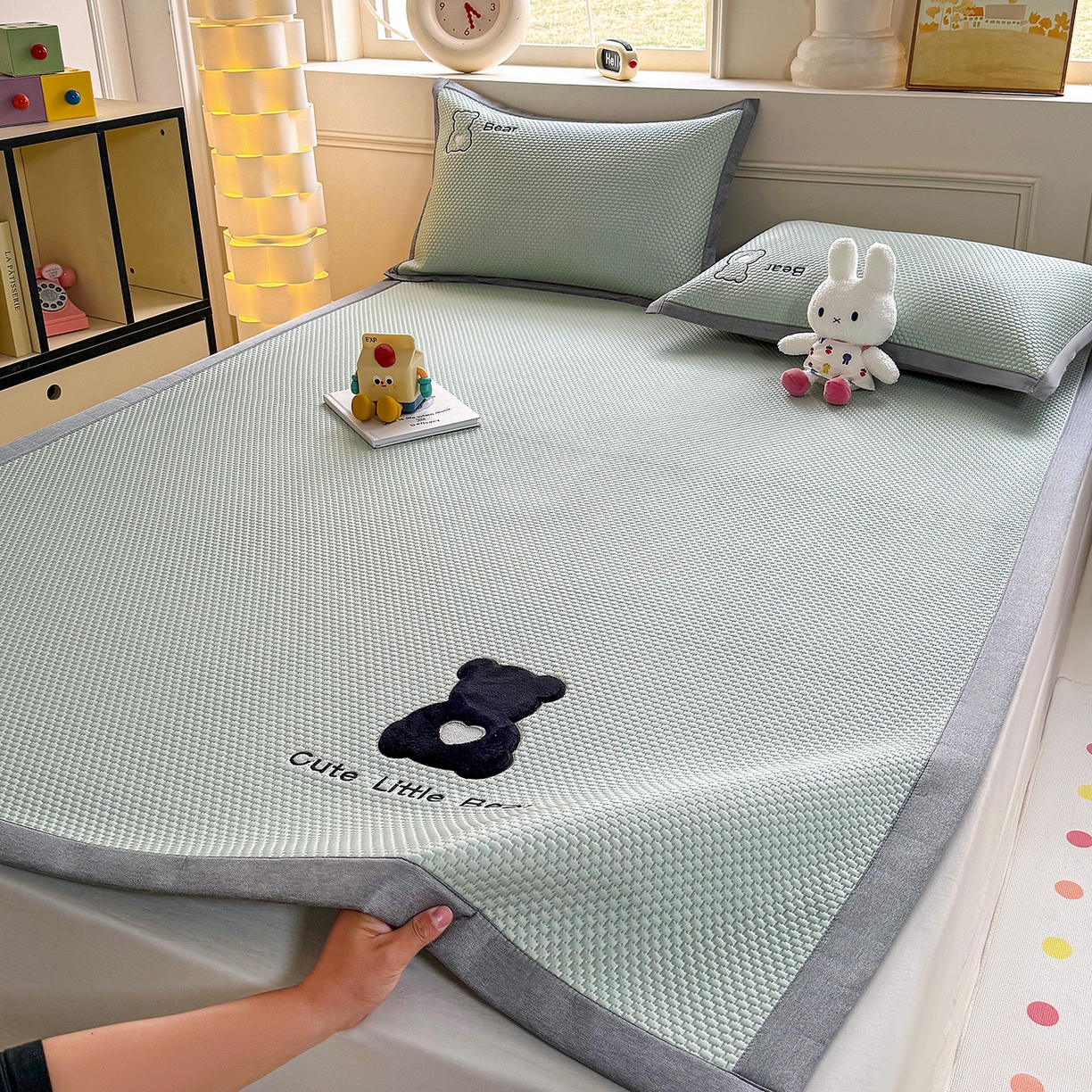 91家纺网 家纺一手货源 找家纺 卡初家居（原微来） 2026春夏新款A类乙纶冰豆豆凉感席绣花席凉席席子-炫酷熊系列 炫酷熊-果绿