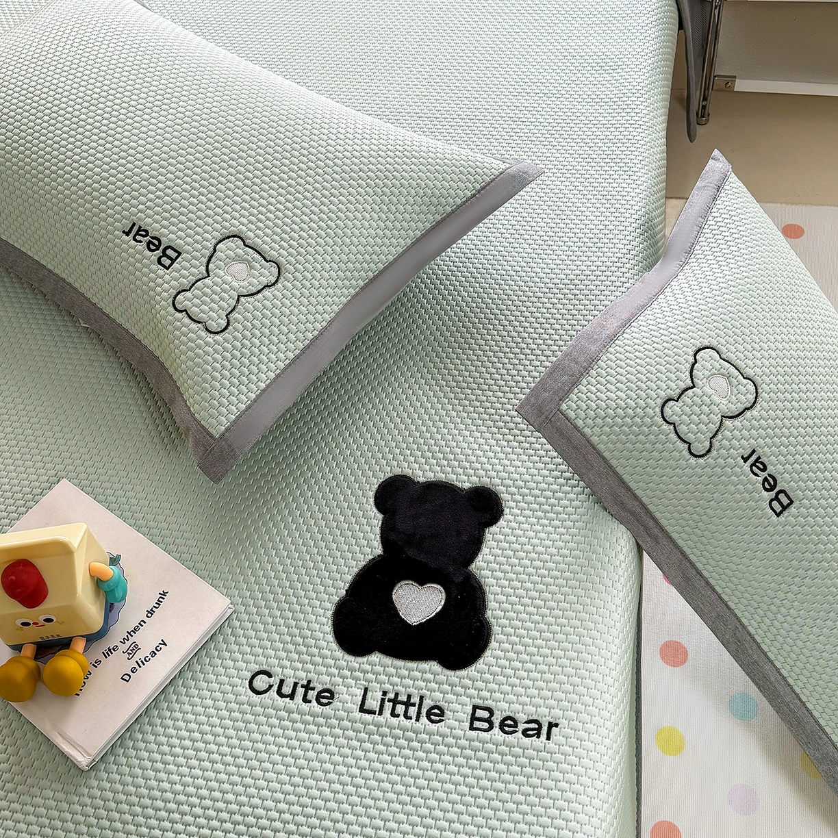 91家纺网 家纺一手货源 找家纺 卡初家居（原微来） 2026春夏新款A类乙纶冰豆豆凉感席绣花席凉席席子-炫酷熊系列 炫酷熊-果绿