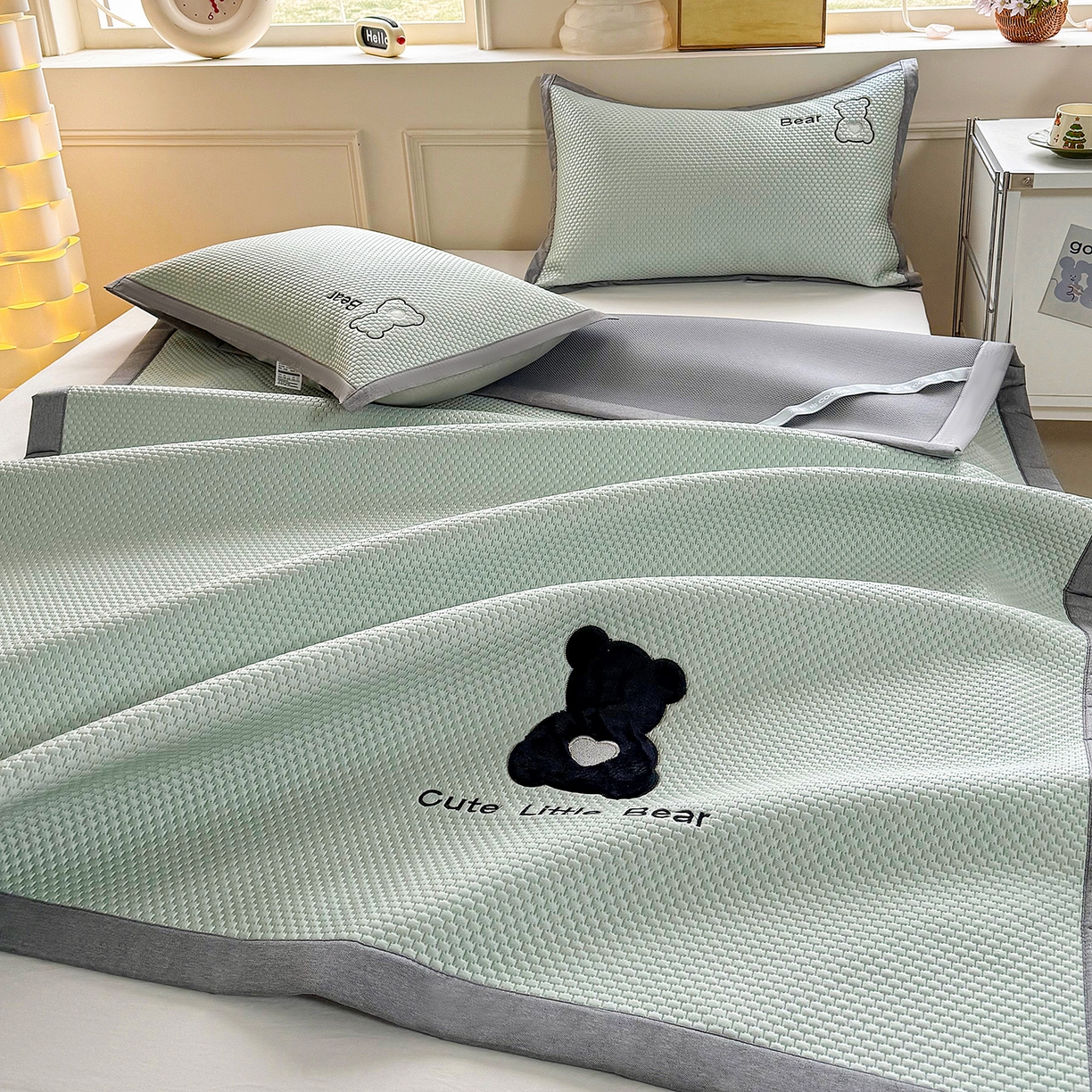 91家纺网 家纺一手货源 找家纺 卡初家居（原微来） 2026春夏新款A类乙纶冰豆豆凉感席绣花席凉席席子-炫酷熊系列 炫酷熊-果绿