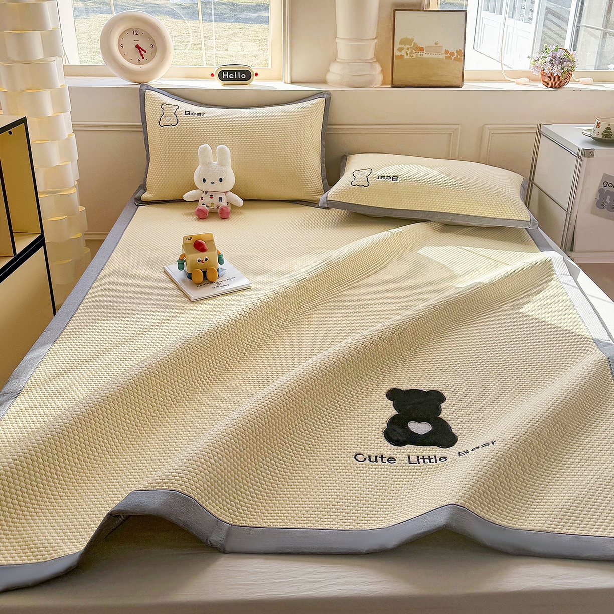 91家纺网 家纺一手货源 找家纺 卡初家居（原微来） 2026春夏新款A类乙纶冰豆豆凉感席绣花席凉席席子-炫酷熊系列 炫酷熊-米白