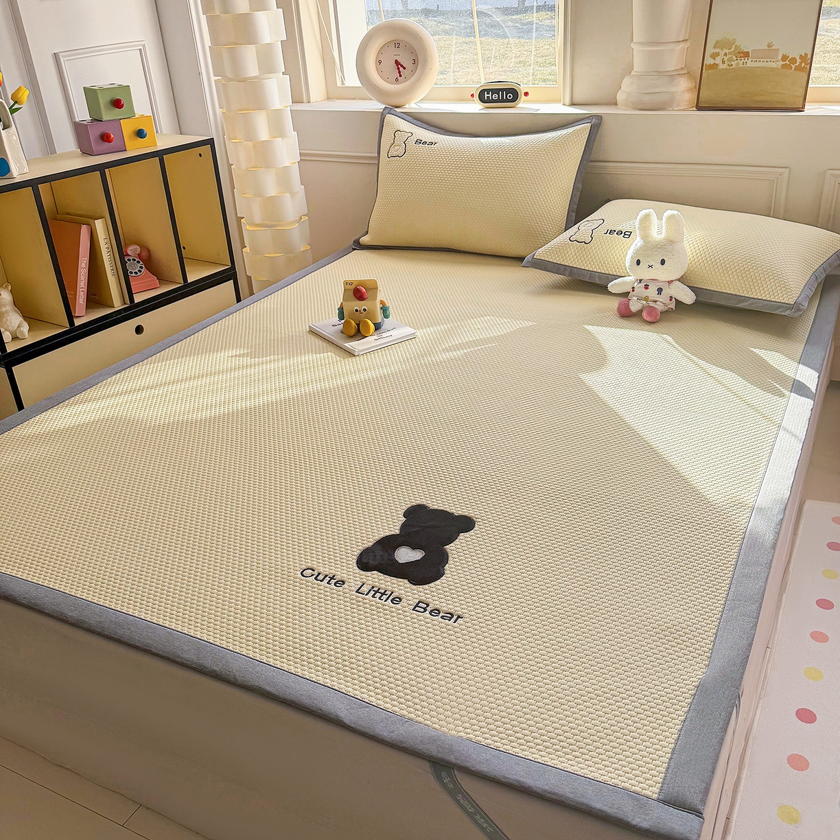 91家纺网 家纺一手货源 找家纺 卡初家居（原微来） 2026春夏新款A类乙纶冰豆豆凉感席绣花席凉席席子-炫酷熊系列 炫酷熊-米白