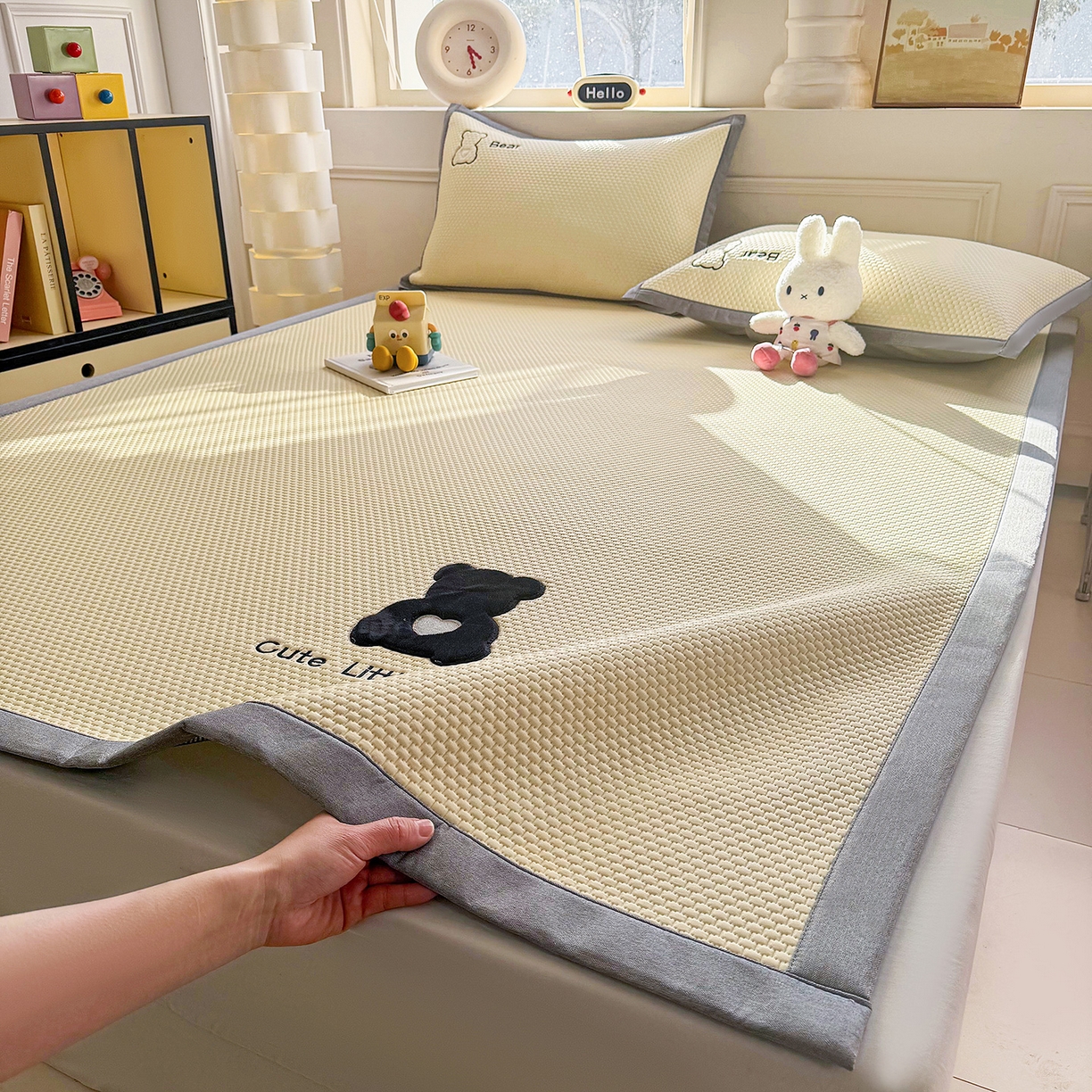 91家纺网 家纺一手货源 找家纺 卡初家居（原微来） 2026春夏新款A类乙纶冰豆豆凉感席绣花席凉席席子-炫酷熊系列 炫酷熊-米白