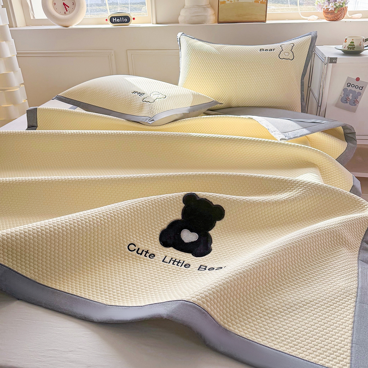 91家纺网 家纺一手货源 找家纺 卡初家居（原微来） 2026春夏新款A类乙纶冰豆豆凉感席绣花席凉席席子-炫酷熊系列 炫酷熊-米白