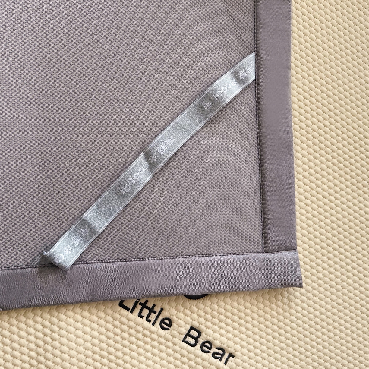 91家纺网 家纺一手货源 找家纺 卡初家居（原微来） 2026春夏新款A类乙纶冰豆豆凉感席绣花席凉席席子-炫酷熊系列 炫酷熊-米白