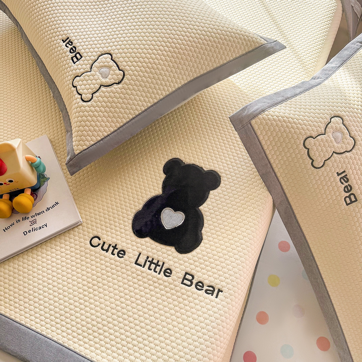 91家纺网 家纺一手货源 找家纺 卡初家居（原微来） 2026春夏新款A类乙纶冰豆豆凉感席绣花席凉席席子-炫酷熊系列 炫酷熊-米白