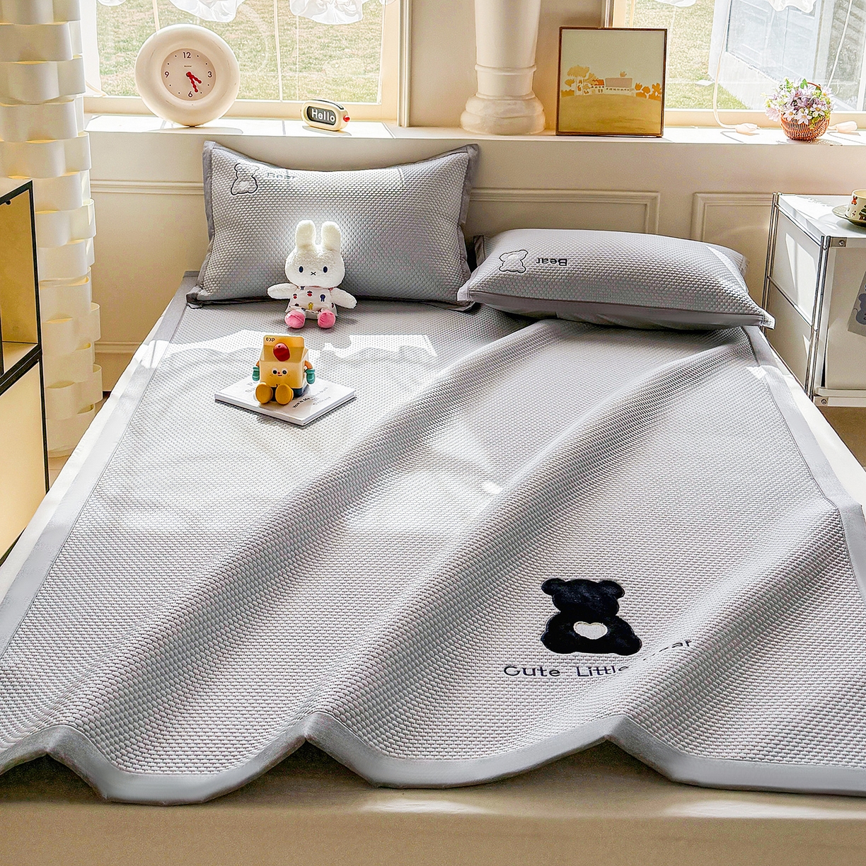 91家纺网 家纺一手货源 找家纺 卡初家居（原微来） 2026春夏新款A类乙纶冰豆豆凉感席绣花席凉席席子-炫酷熊系列 炫酷熊-摩登灰