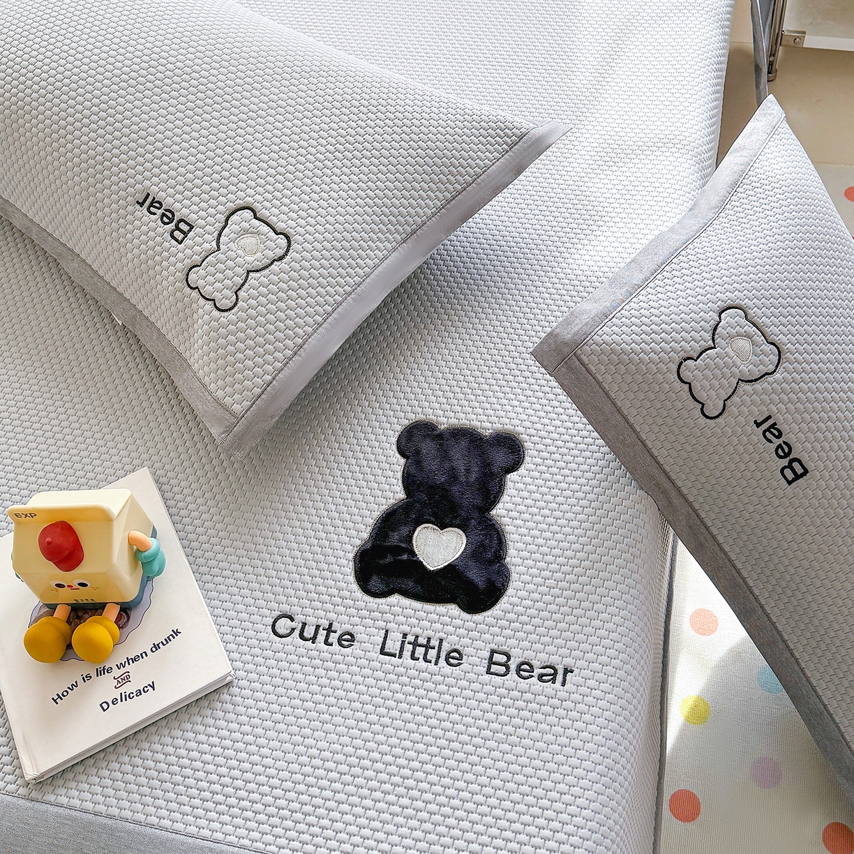 91家纺网 家纺一手货源 找家纺 卡初家居（原微来） 2026春夏新款A类乙纶冰豆豆凉感席绣花席凉席席子-炫酷熊系列 炫酷熊-摩登灰