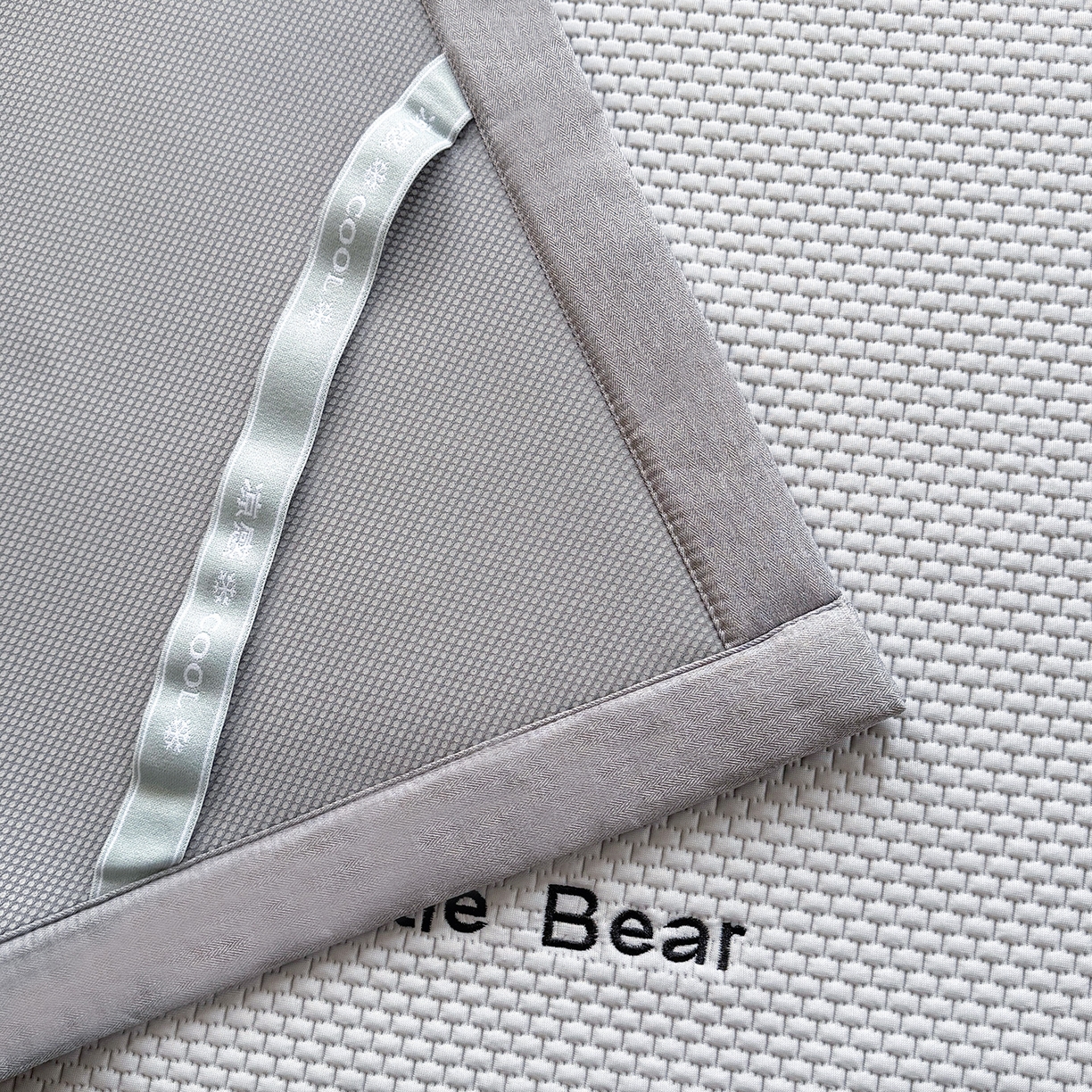 91家纺网 家纺一手货源 找家纺 卡初家居（原微来） 2026春夏新款A类乙纶冰豆豆凉感席绣花席凉席席子-炫酷熊系列 炫酷熊-摩登灰