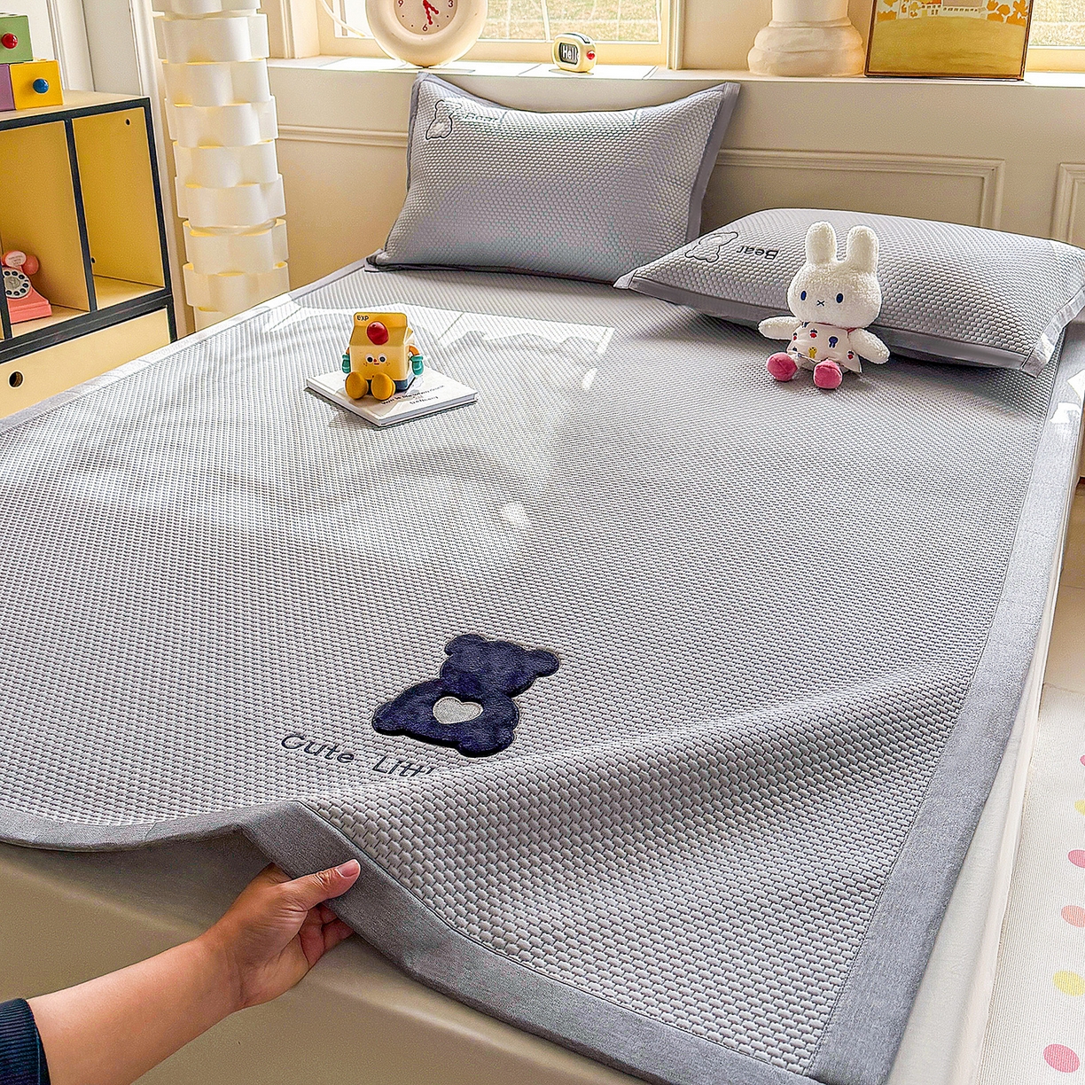 91家纺网 家纺一手货源 找家纺 卡初家居（原微来） 2026春夏新款A类乙纶冰豆豆凉感席绣花席凉席席子-炫酷熊系列 炫酷熊-摩登灰