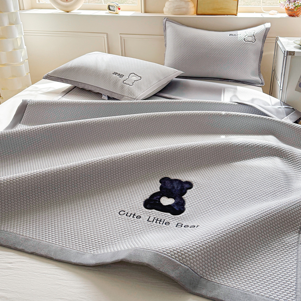 91家纺网 家纺一手货源 找家纺 卡初家居（原微来） 2026春夏新款A类乙纶冰豆豆凉感席绣花席凉席席子-炫酷熊系列 炫酷熊-摩登灰