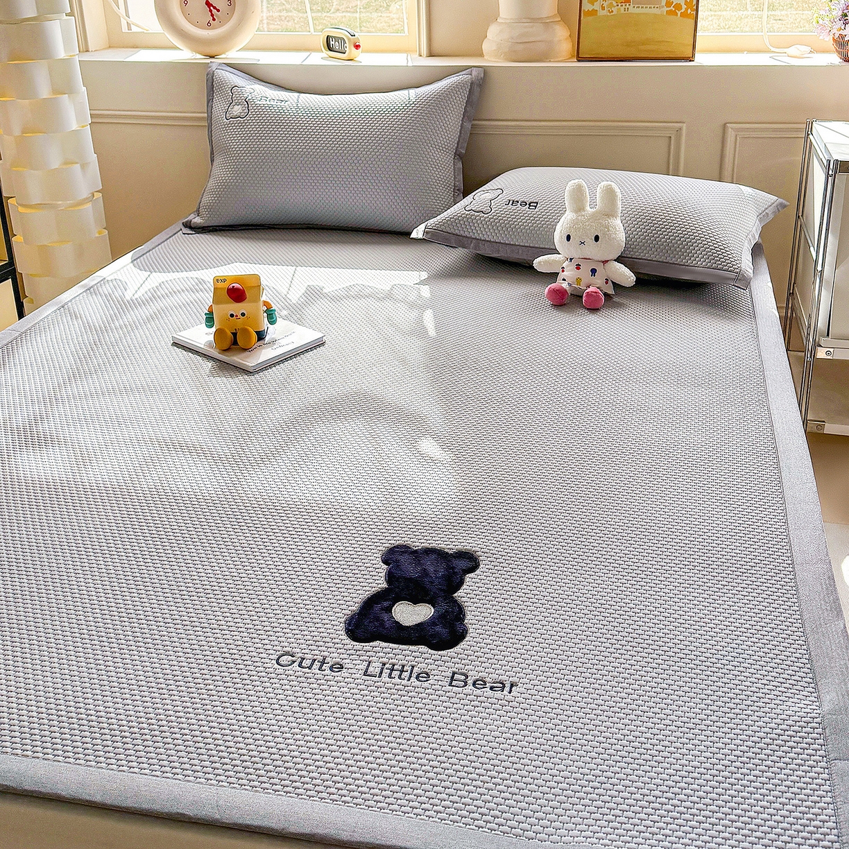 91家纺网 家纺一手货源 找家纺 卡初家居（原微来） 2026春夏新款A类乙纶冰豆豆凉感席绣花席凉席席子-炫酷熊系列 炫酷熊-摩登灰