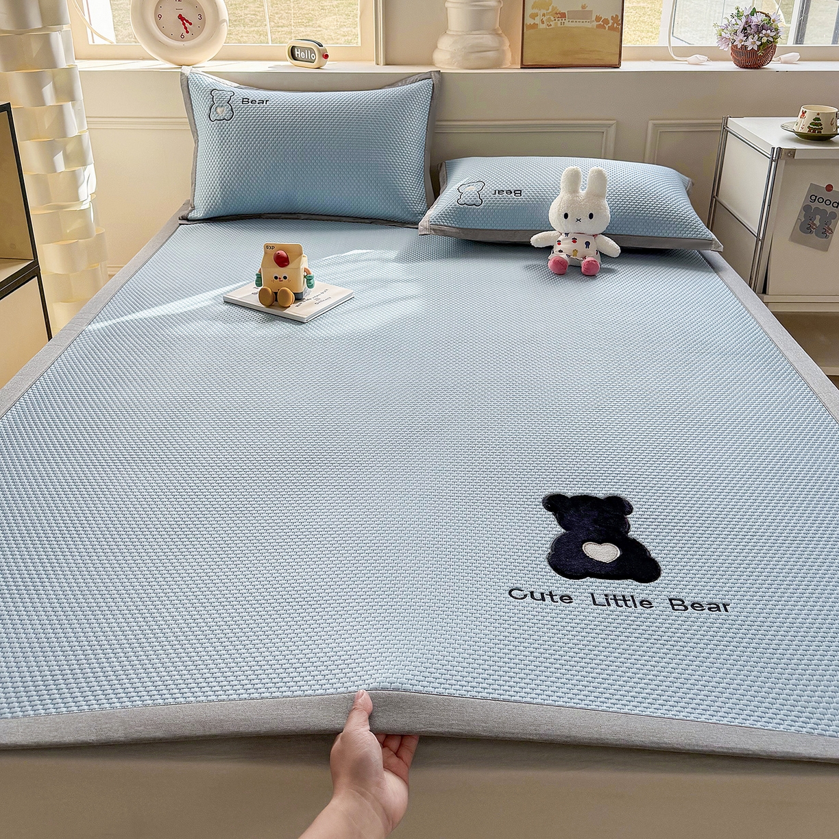 91家纺网 家纺一手货源 找家纺 卡初家居（原微来） 2026春夏新款A类乙纶冰豆豆凉感席绣花席凉席席子-炫酷熊系列 炫酷熊-天空蓝