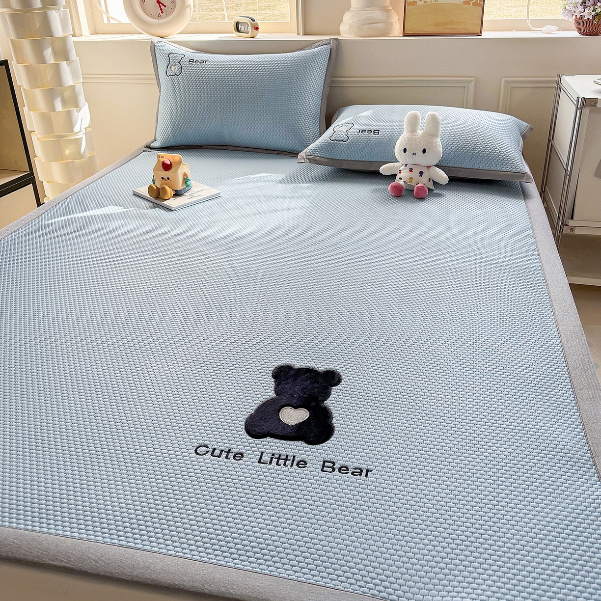 91家纺网 家纺一手货源 找家纺 卡初家居（原微来） 2026春夏新款A类乙纶冰豆豆凉感席绣花席凉席席子-炫酷熊系列 炫酷熊-天空蓝