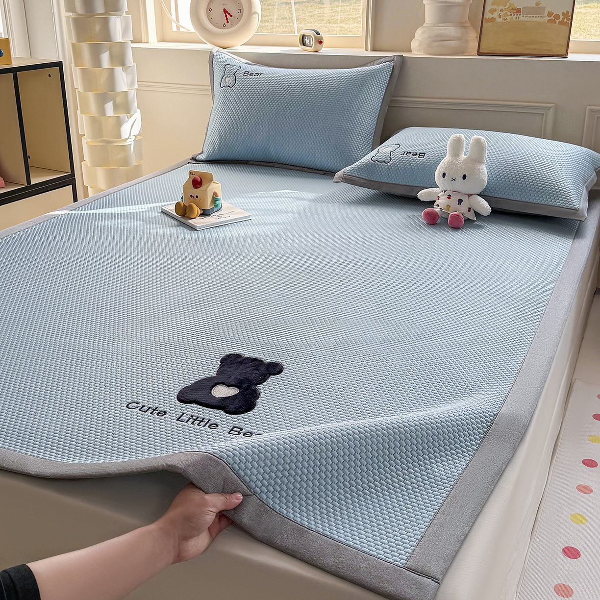91家纺网 家纺一手货源 找家纺 卡初家居（原微来） 2026春夏新款A类乙纶冰豆豆凉感席绣花席凉席席子-炫酷熊系列 炫酷熊-天空蓝
