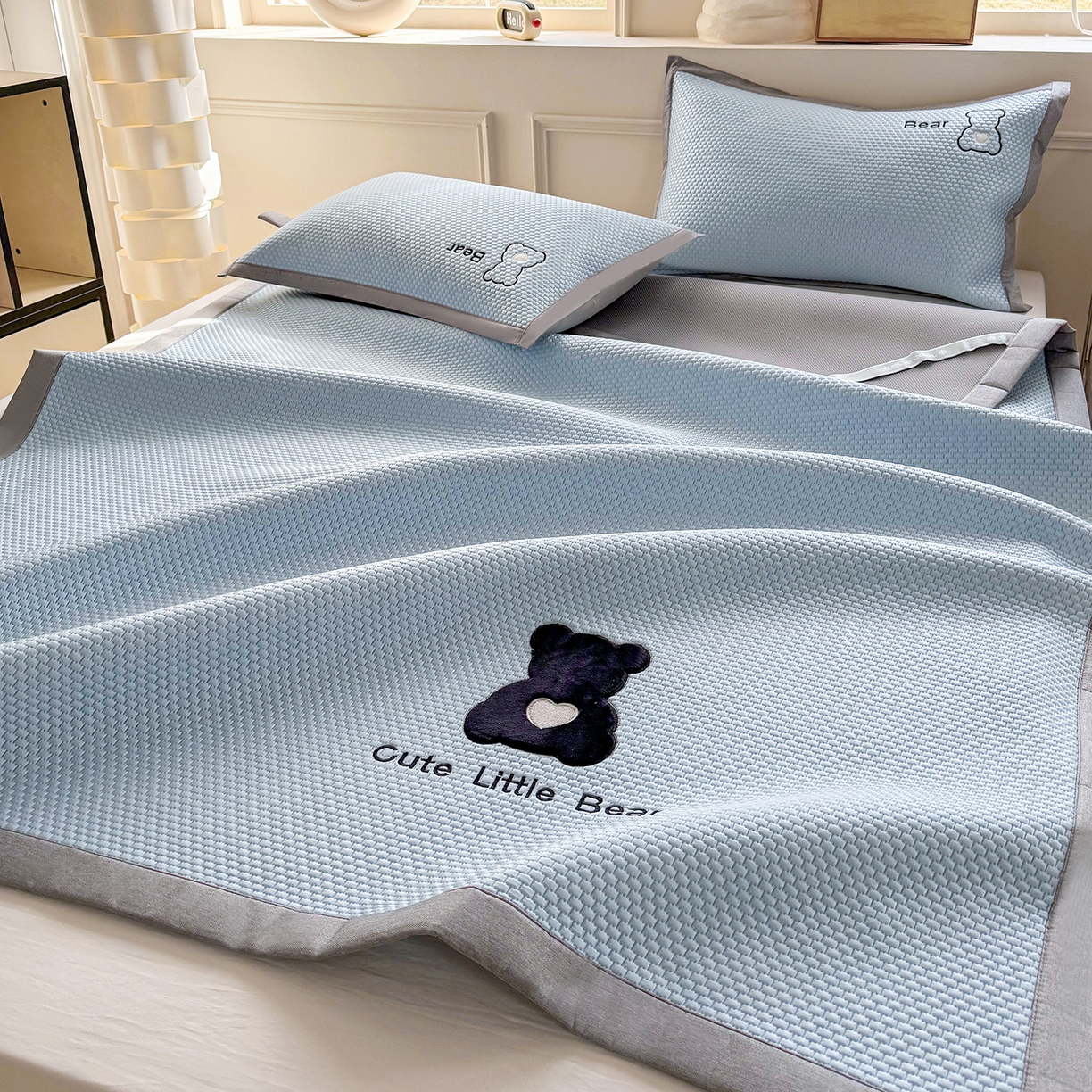 91家纺网 家纺一手货源 找家纺 卡初家居（原微来） 2026春夏新款A类乙纶冰豆豆凉感席绣花席凉席席子-炫酷熊系列 炫酷熊-天空蓝