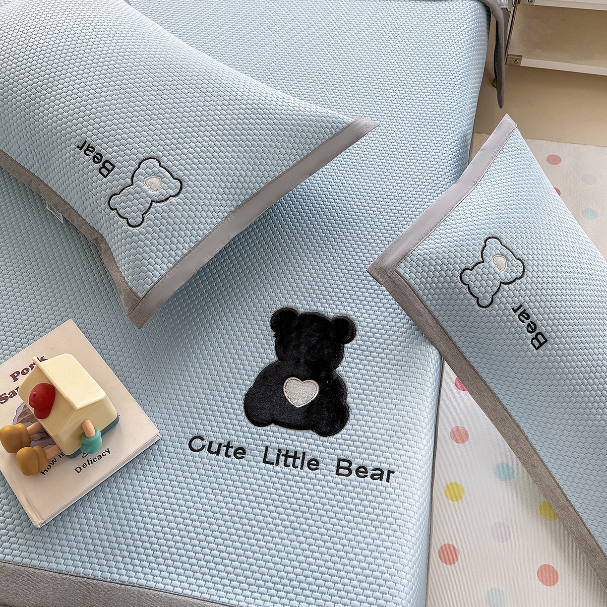 91家纺网 家纺一手货源 找家纺 卡初家居（原微来） 2026春夏新款A类乙纶冰豆豆凉感席绣花席凉席席子-炫酷熊系列 炫酷熊-天空蓝