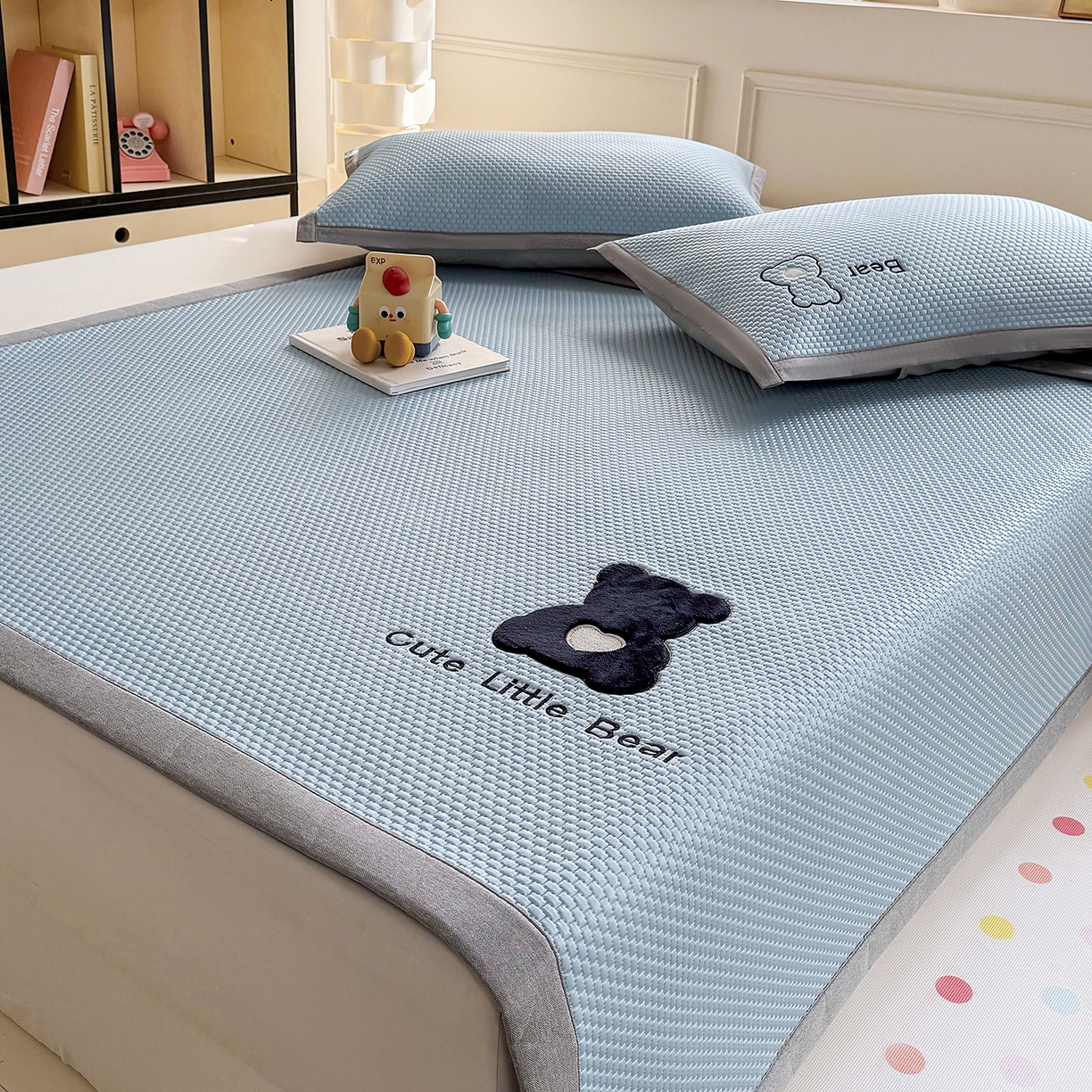 91家纺网 家纺一手货源 找家纺 卡初家居（原微来） 2026春夏新款A类乙纶冰豆豆凉感席绣花席凉席席子-炫酷熊系列 炫酷熊-天空蓝