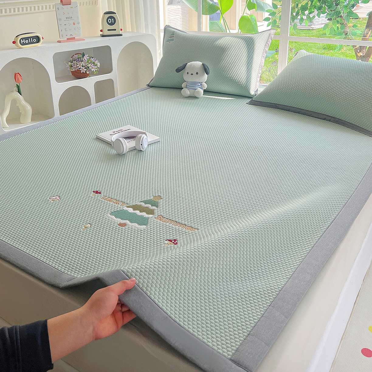 91家纺网 家纺一手货源 找家纺 卡初家居（原微来） 2026春夏新款A类乙纶凉豆豆凉感席绣花席凉席席子-魔方系列 幸运树