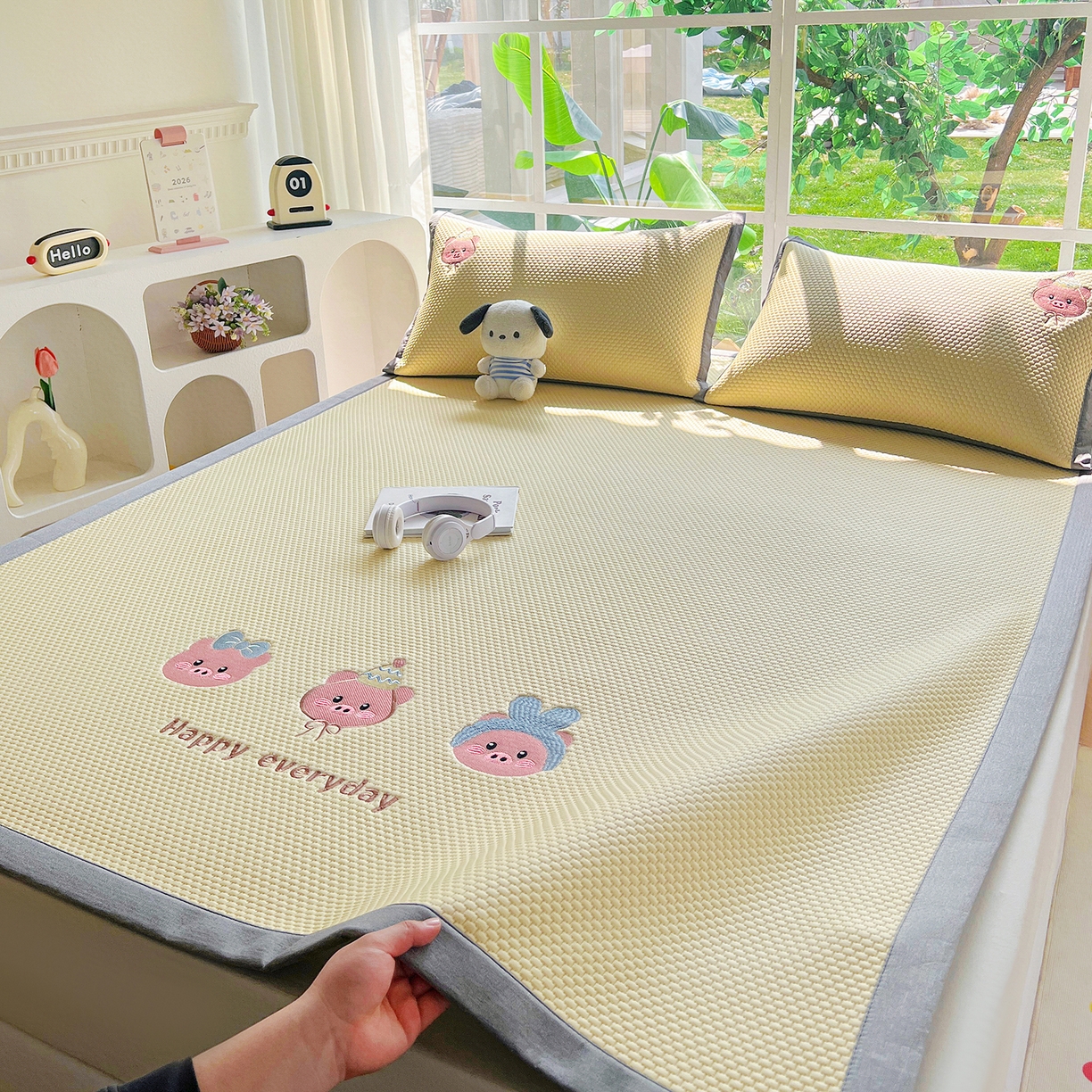 91家纺网 家纺一手货源 找家纺 卡初家居（原微来） 2026春夏新款A类乙纶凉豆豆凉感席绣花席凉席席子-魔方系列 猪猪侠