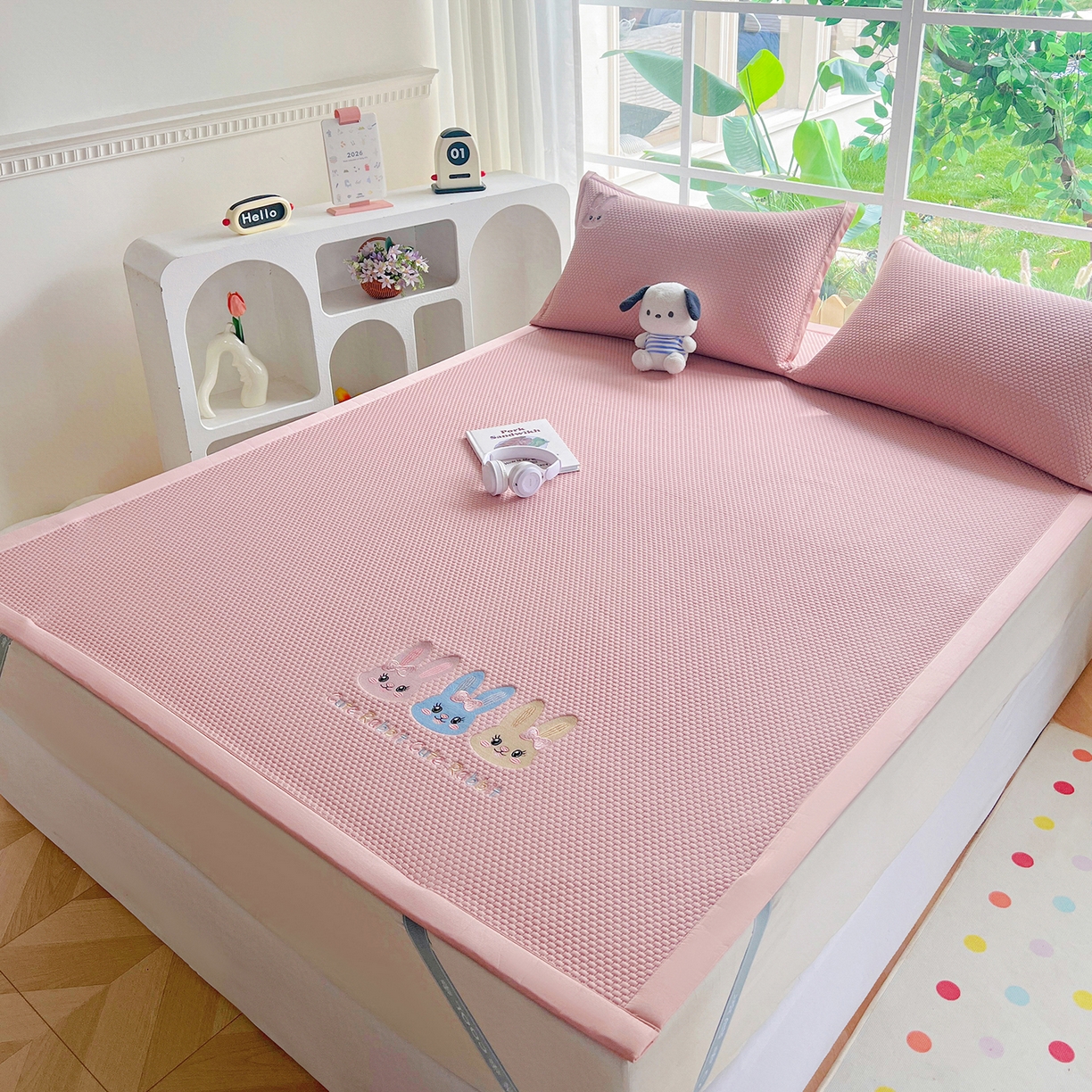 91家纺网 家纺一手货源 找家纺 卡初家居（原微来） 2026春夏新款A类乙纶凉豆豆凉感席绣花席凉席席子-魔方系列 彩色兔