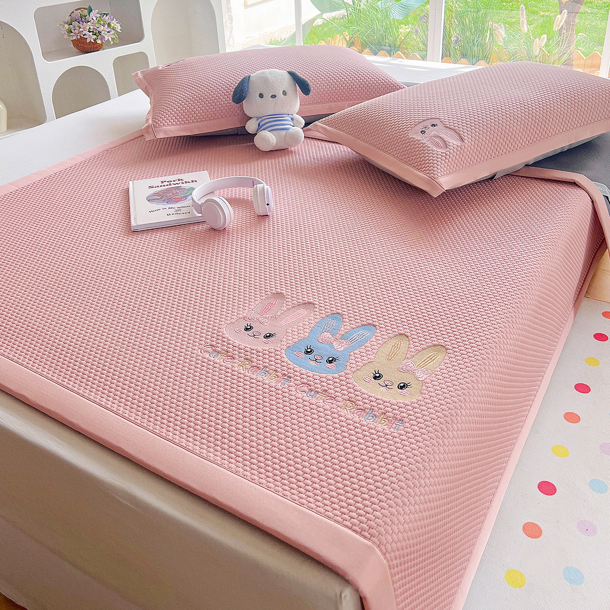 91家纺网 家纺一手货源 找家纺 卡初家居（原微来） 2026春夏新款A类乙纶凉豆豆凉感席绣花席凉席席子-魔方系列 彩色兔