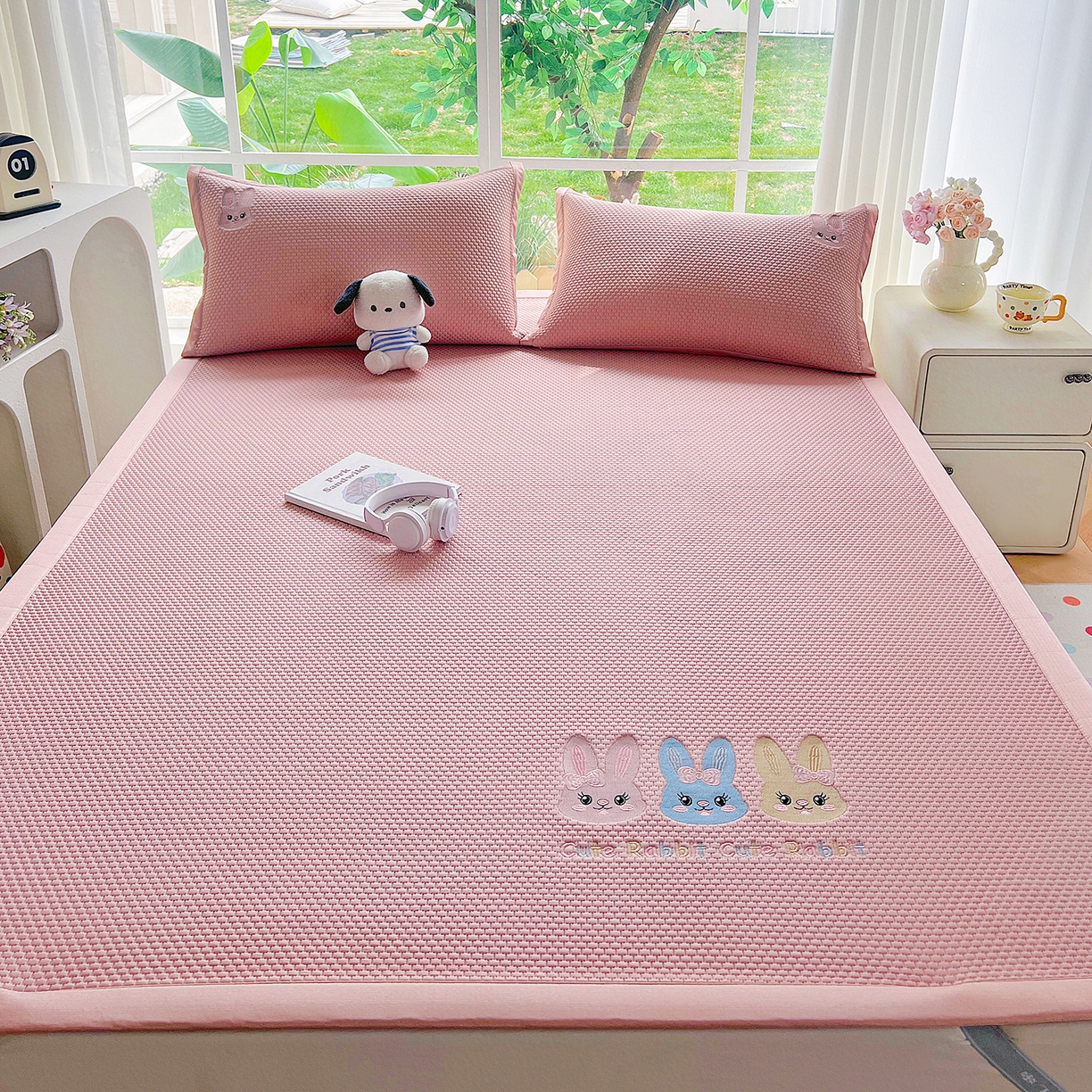 91家纺网 家纺一手货源 找家纺 卡初家居（原微来） 2026春夏新款A类乙纶凉豆豆凉感席绣花席凉席席子-魔方系列 彩色兔