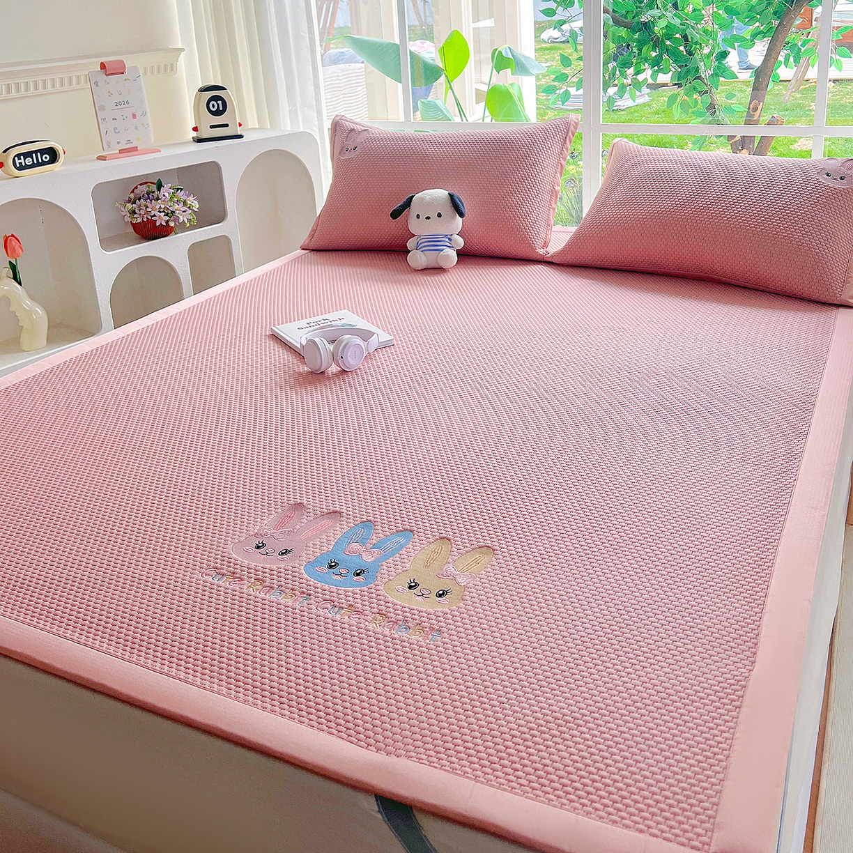 91家纺网 家纺一手货源 找家纺 卡初家居（原微来） 2026春夏新款A类乙纶凉豆豆凉感席绣花席凉席席子-魔方系列 彩色兔