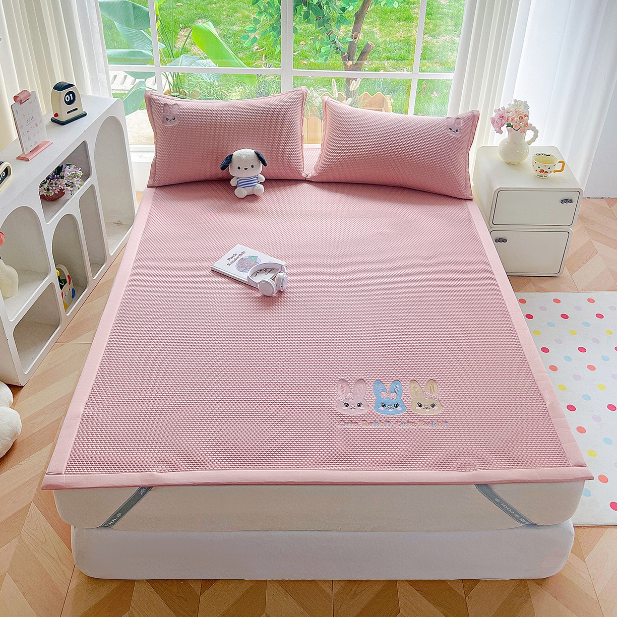 91家纺网 家纺一手货源 找家纺 卡初家居（原微来） 2026春夏新款A类乙纶凉豆豆凉感席绣花席凉席席子-魔方系列 彩色兔