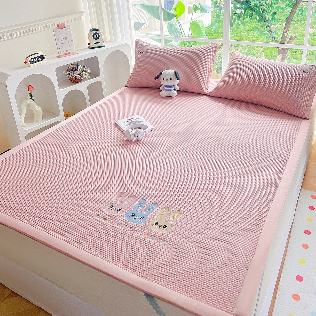 91家纺网 家纺一手货源 找家纺 卡初家居（原微来） 2026春夏新款A类乙纶凉豆豆凉感席绣花席凉席席子-魔方系列 彩色兔