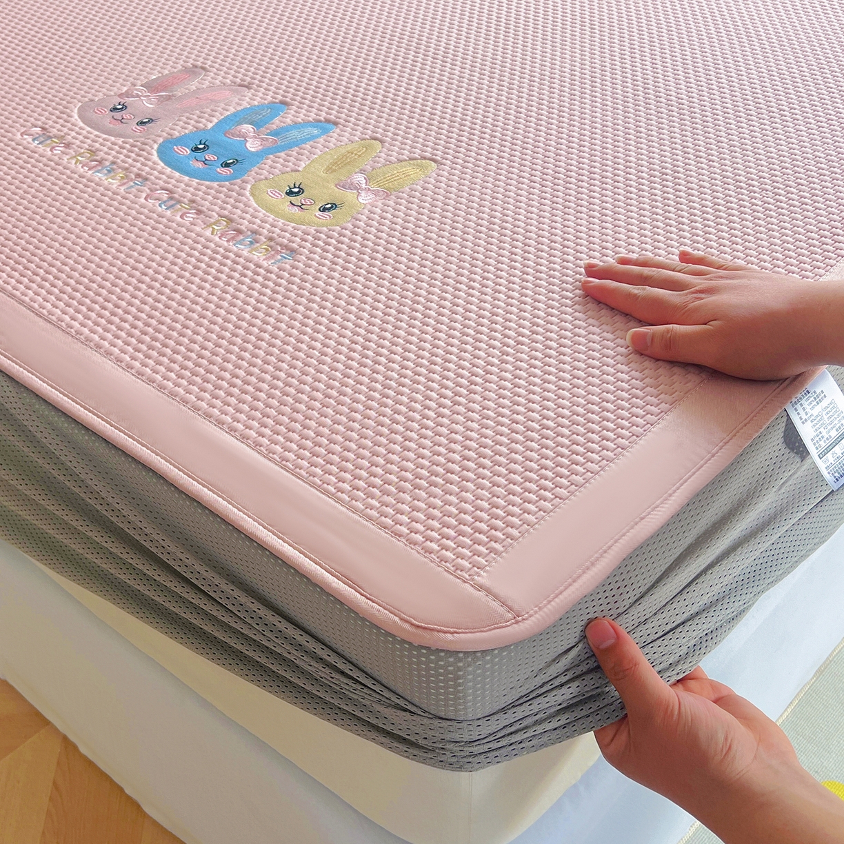 91家纺网 家纺一手货源 找家纺 卡初家居（原微来） 2026春夏新款A类乙纶凉豆豆凉感席绣花席凉席席子-魔方系列 彩色兔