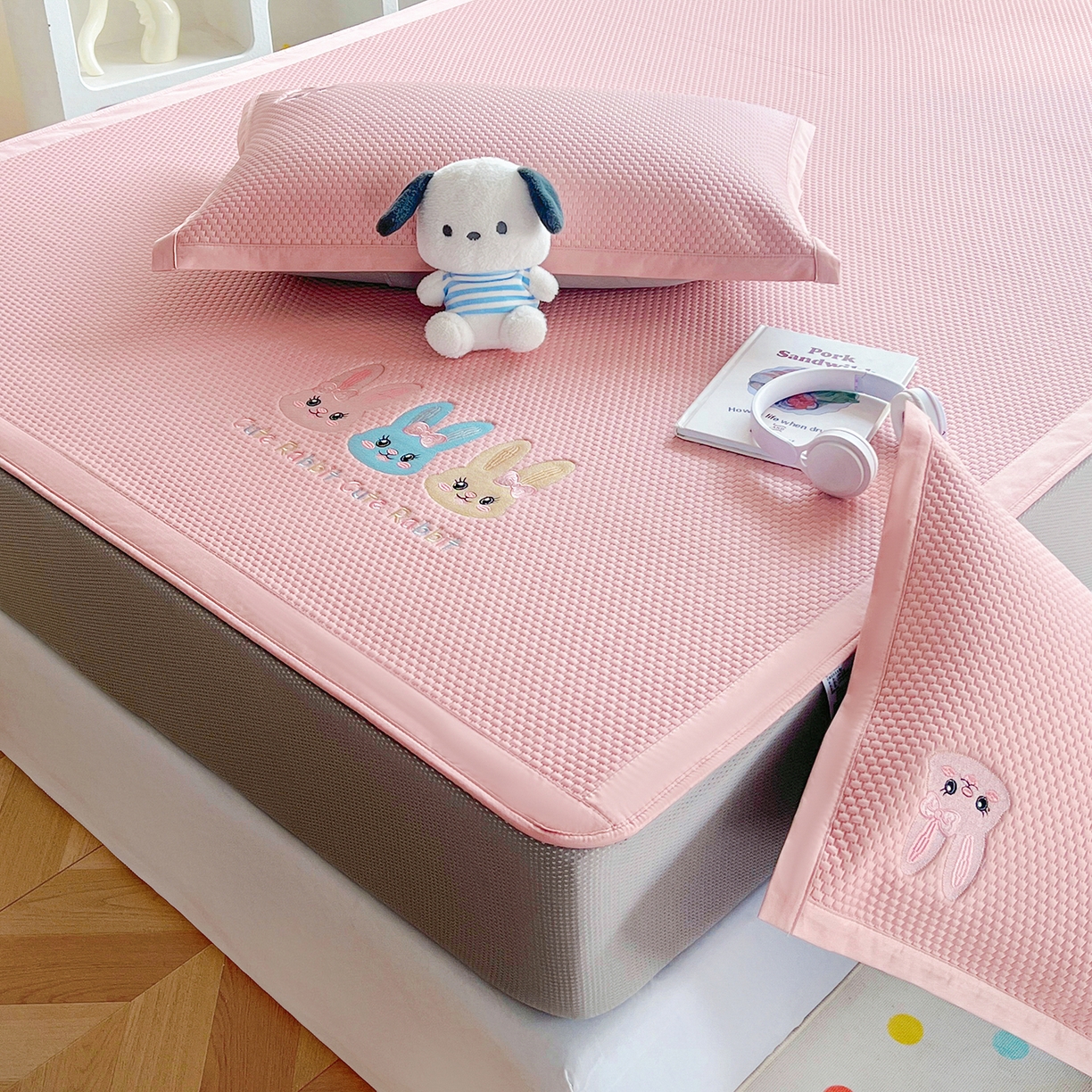 91家纺网 家纺一手货源 找家纺 卡初家居（原微来） 2026春夏新款A类乙纶凉豆豆凉感席绣花席凉席席子-魔方系列 彩色兔