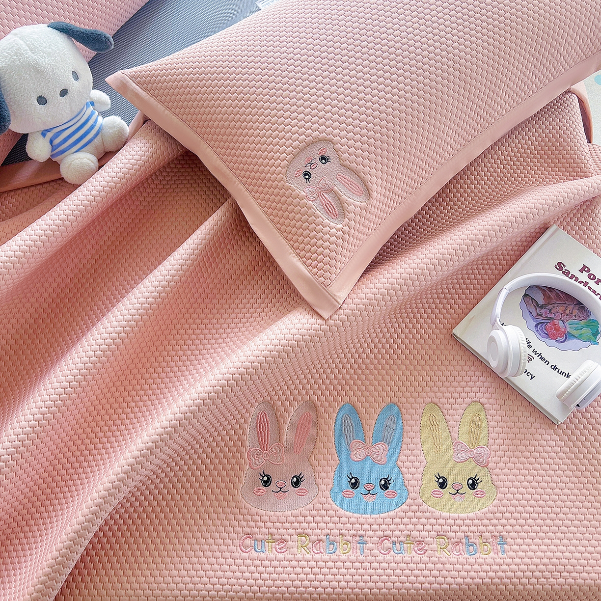 91家纺网 家纺一手货源 找家纺 卡初家居（原微来） 2026春夏新款A类乙纶凉豆豆凉感席绣花席凉席席子-魔方系列 彩色兔