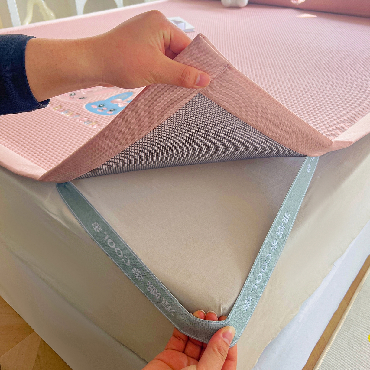 91家纺网 家纺一手货源 找家纺 卡初家居（原微来） 2026春夏新款A类乙纶凉豆豆凉感席绣花席凉席席子-魔方系列 彩色兔