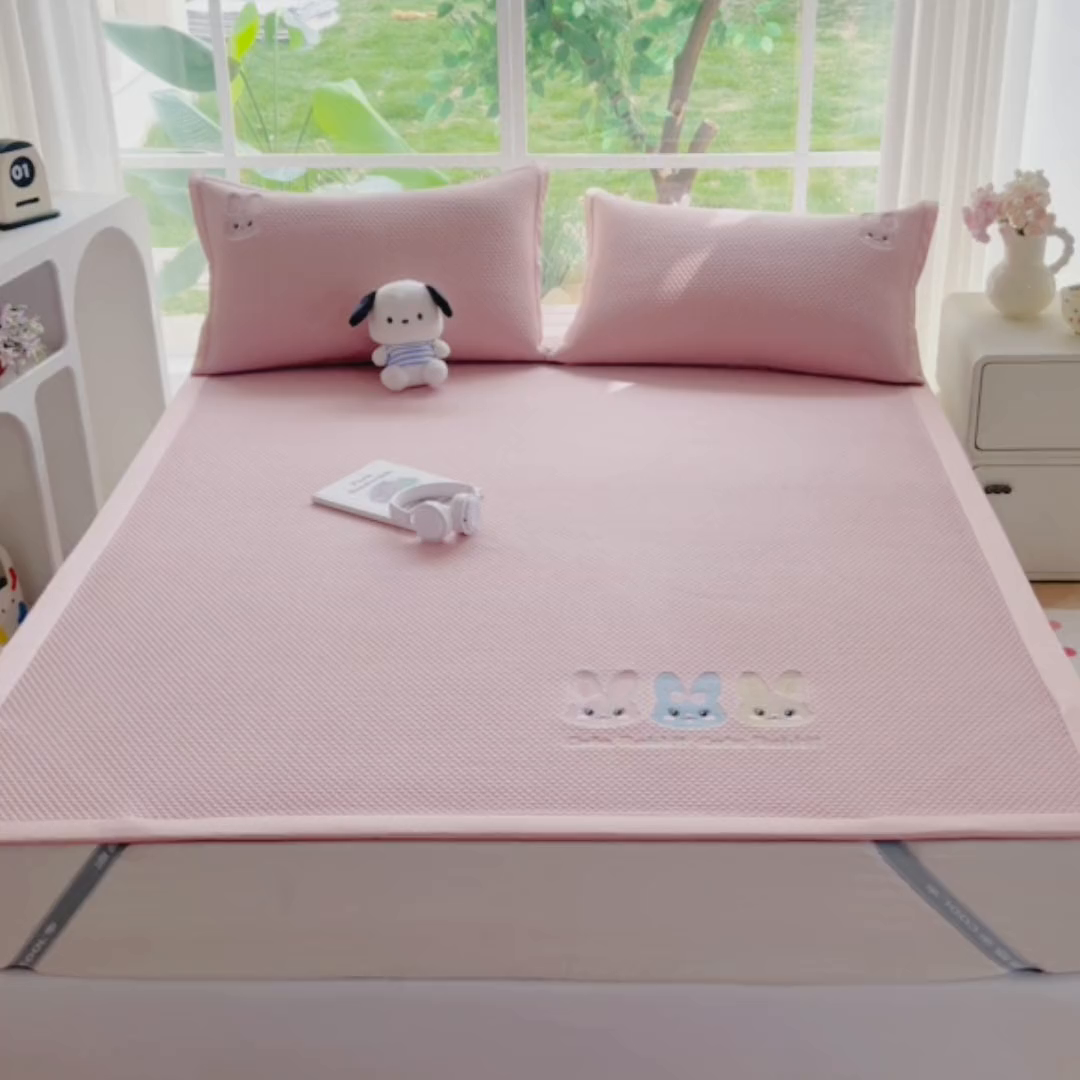 91家纺网 家纺一手货源 找家纺 卡初家居（原微来） 2026春夏新款A类乙纶凉豆豆凉感席绣花席凉席席子-魔方系列 彩色兔