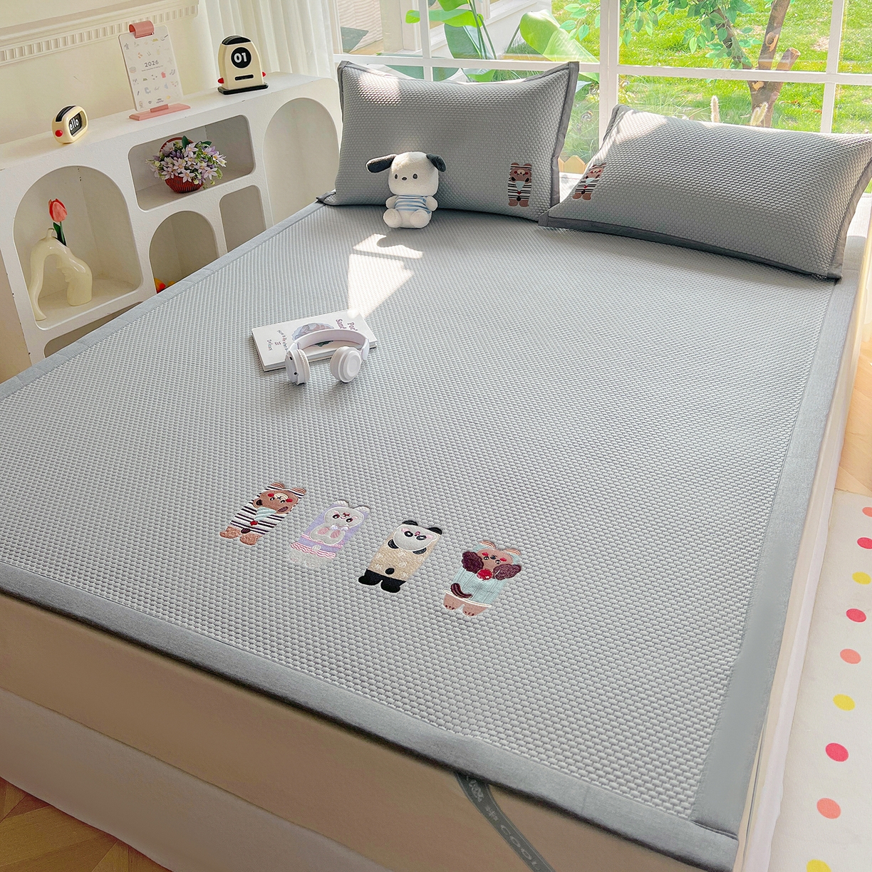 91家纺网 家纺一手货源 找家纺 卡初家居（原微来） 2026春夏新款A类乙纶凉豆豆凉感席绣花席凉席席子-魔方系列 动物派对