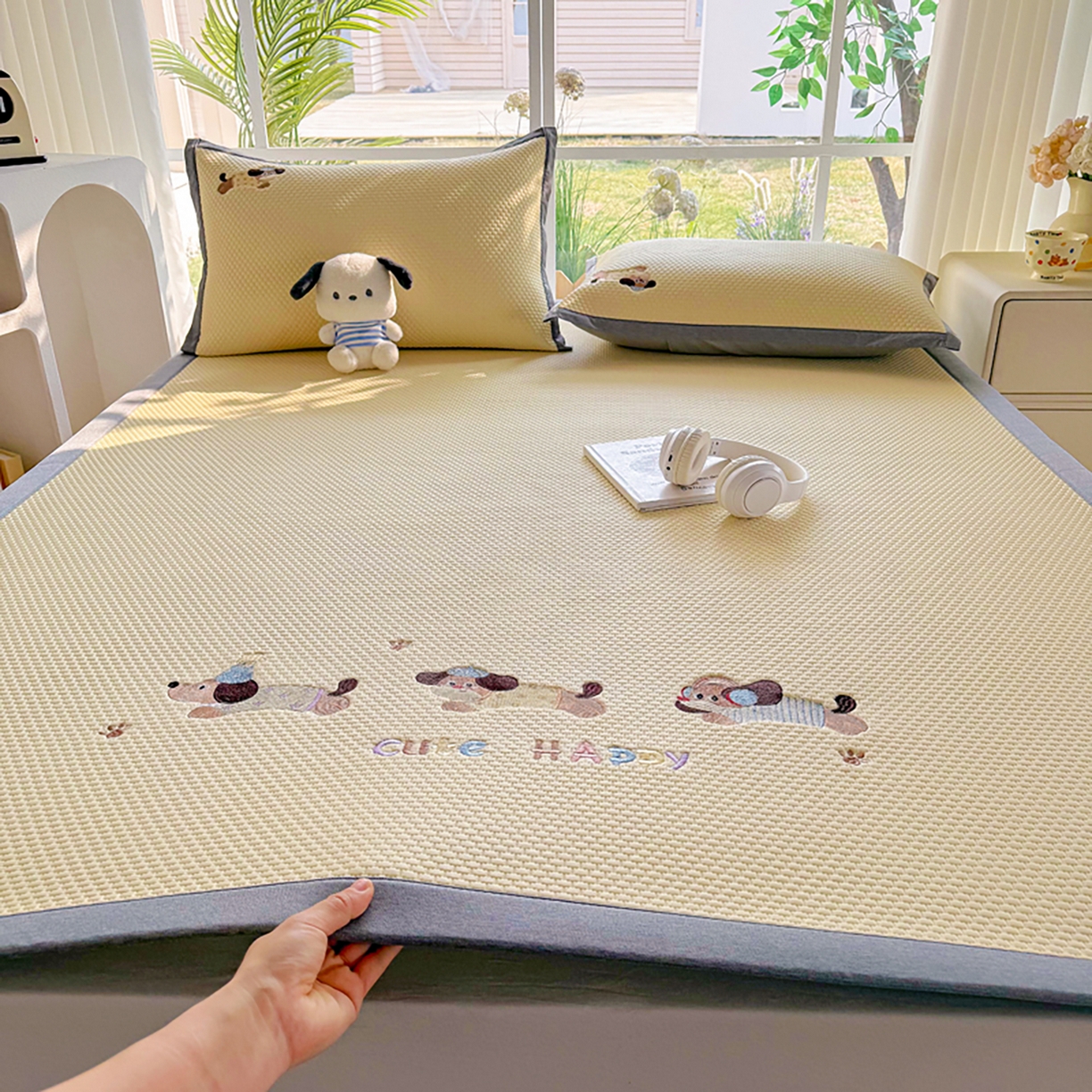 91家纺网 家纺一手货源 找家纺 卡初家居（原微来） 2026春夏新款A类乙纶凉豆豆凉感席绣花席凉席席子-魔方系列 可爱小狗