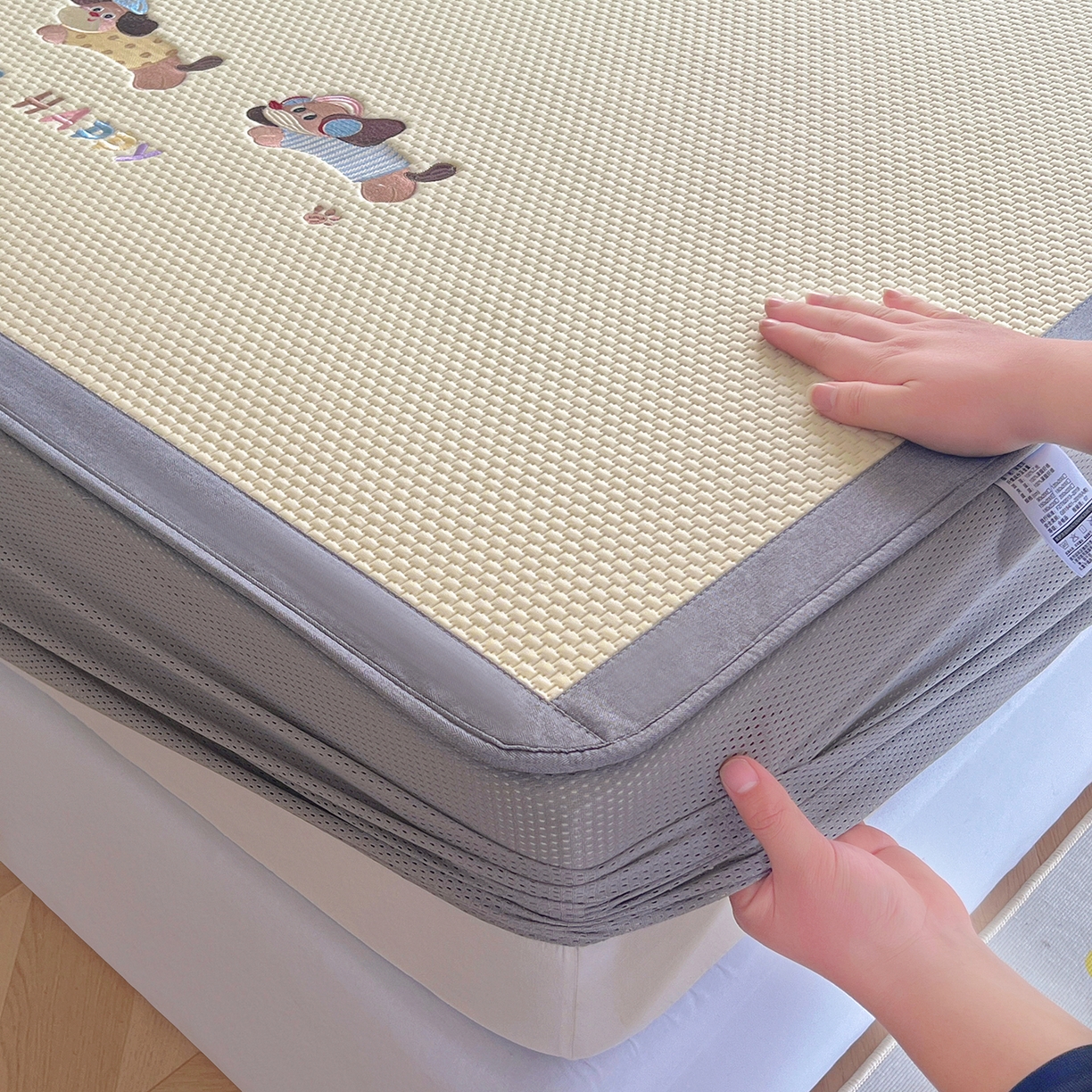 91家纺网 家纺一手货源 找家纺 卡初家居（原微来） 2026春夏新款A类乙纶凉豆豆凉感席绣花席凉席席子-魔方系列 可爱小狗