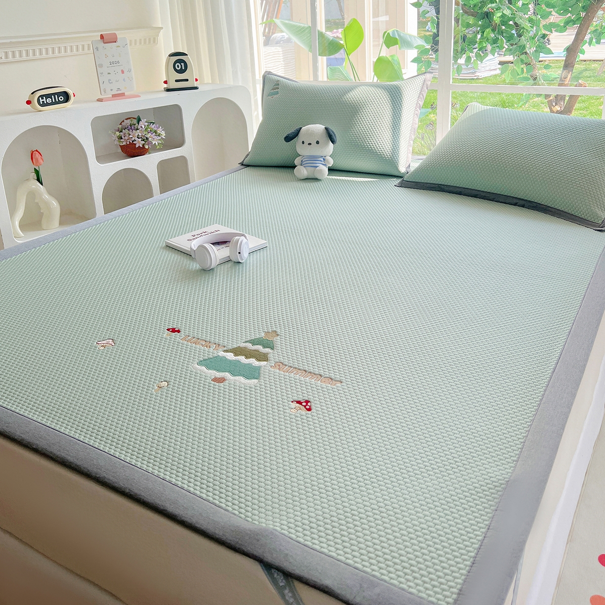 91家纺网 家纺一手货源 找家纺 卡初家居（原微来） 2026春夏新款A类乙纶凉豆豆凉感席绣花席凉席席子-魔方系列 幸运树