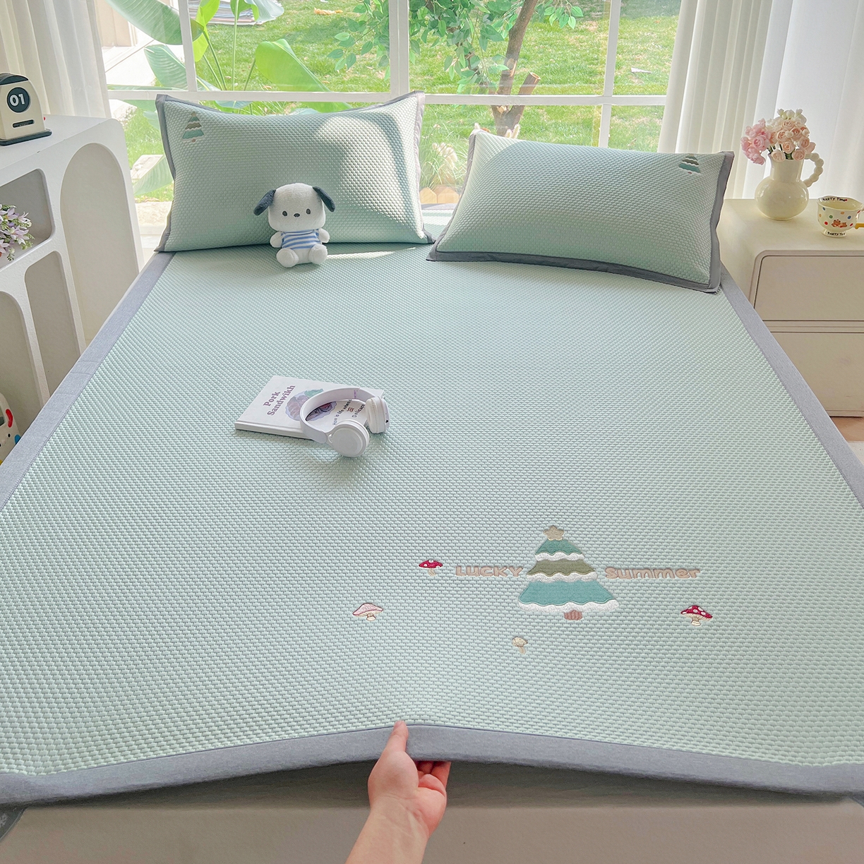 91家纺网 家纺一手货源 找家纺 卡初家居（原微来） 2026春夏新款A类乙纶凉豆豆凉感席绣花席凉席席子-魔方系列 幸运树