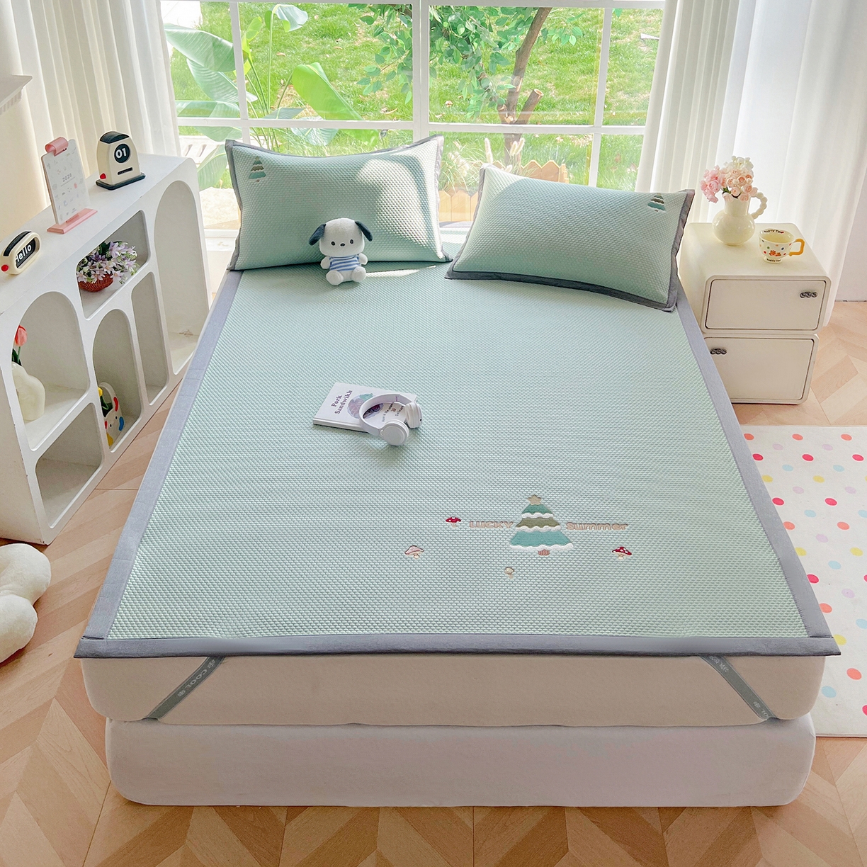 91家纺网 家纺一手货源 找家纺 卡初家居（原微来） 2026春夏新款A类乙纶凉豆豆凉感席绣花席凉席席子-魔方系列 幸运树