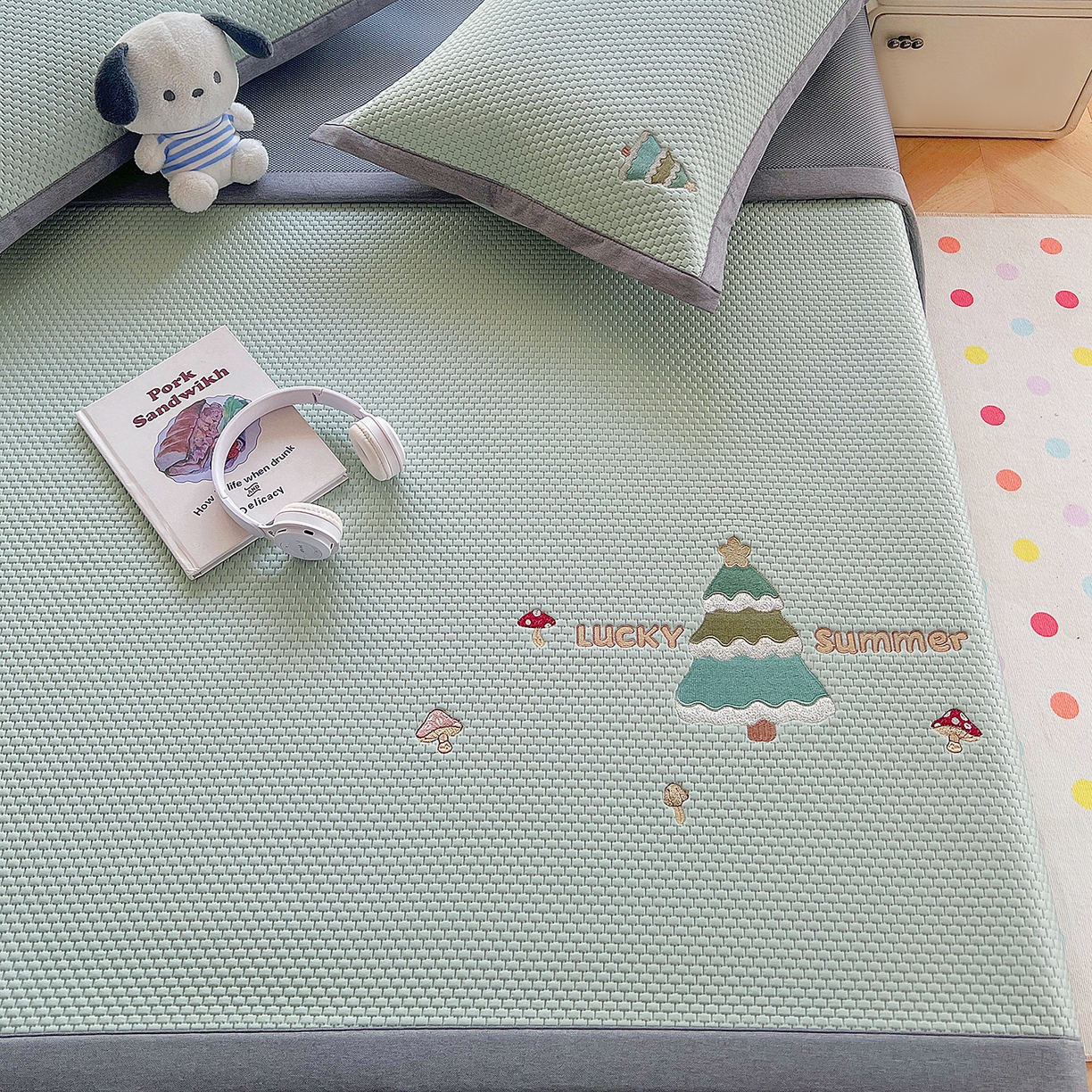 91家纺网 家纺一手货源 找家纺 卡初家居（原微来） 2026春夏新款A类乙纶凉豆豆凉感席绣花席凉席席子-魔方系列 幸运树