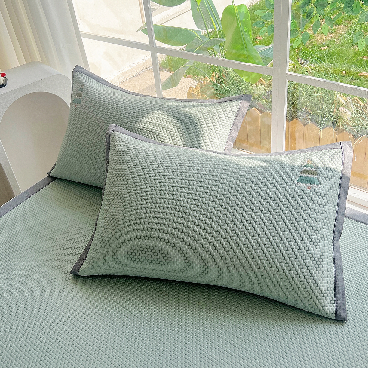 91家纺网 家纺一手货源 找家纺 卡初家居（原微来） 2026春夏新款A类乙纶凉豆豆凉感席绣花席凉席席子-魔方系列 幸运树