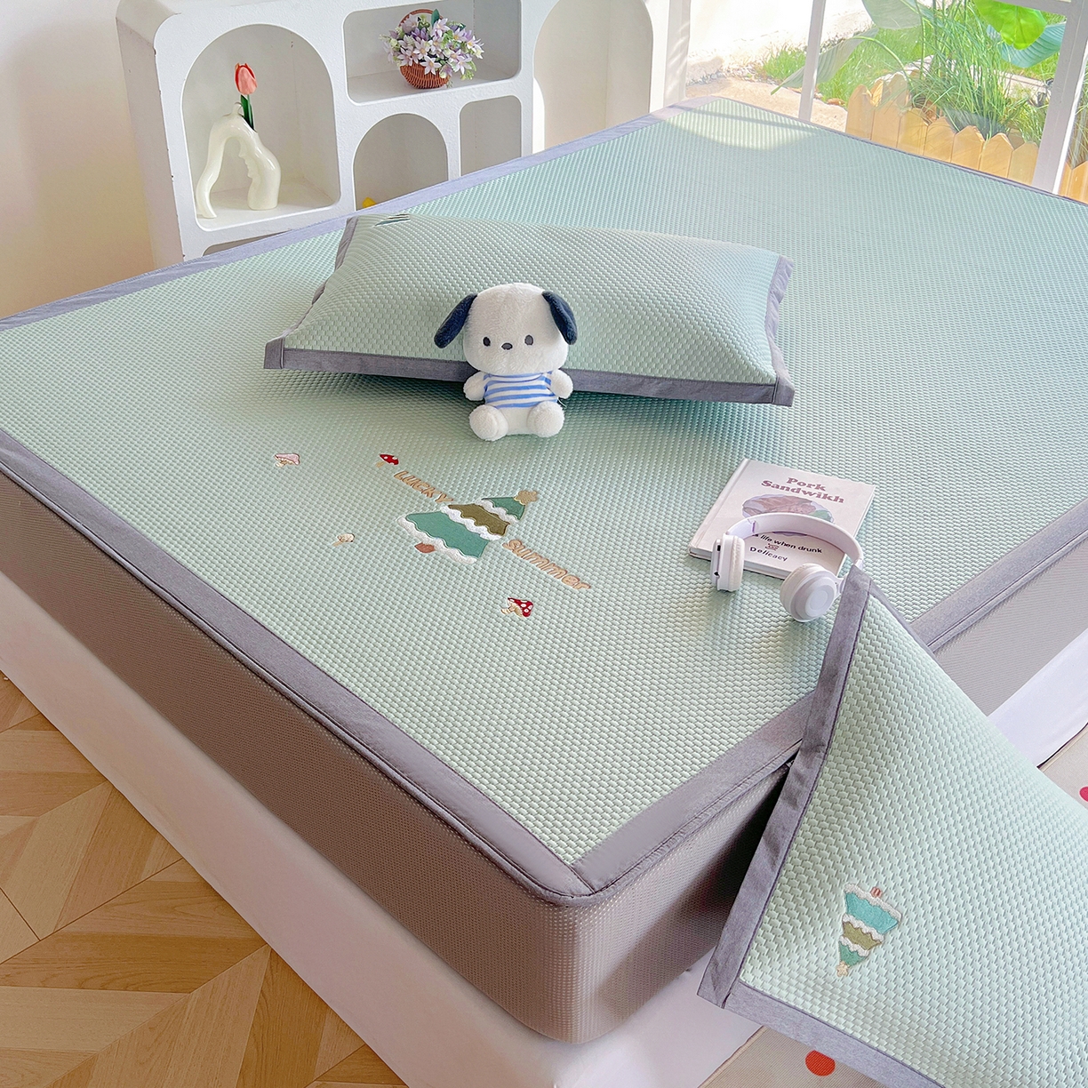 91家纺网 家纺一手货源 找家纺 卡初家居（原微来） 2026春夏新款A类乙纶凉豆豆凉感席绣花席凉席席子-魔方系列 幸运树