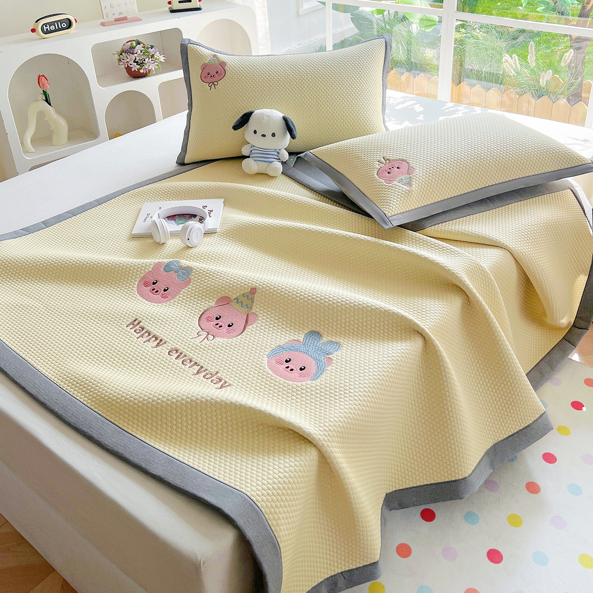 91家纺网 家纺一手货源 找家纺 卡初家居（原微来） 2026春夏新款A类乙纶凉豆豆凉感席绣花席凉席席子-魔方系列 猪猪侠