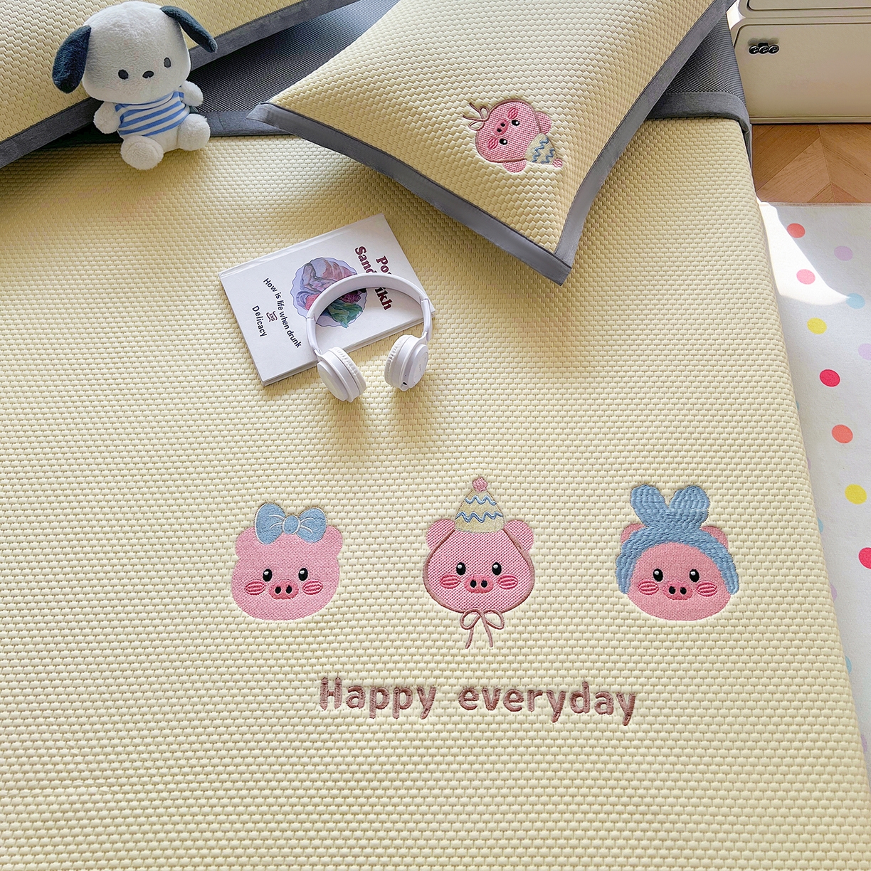 91家纺网 家纺一手货源 找家纺 卡初家居（原微来） 2026春夏新款A类乙纶凉豆豆凉感席绣花席凉席席子-魔方系列 猪猪侠