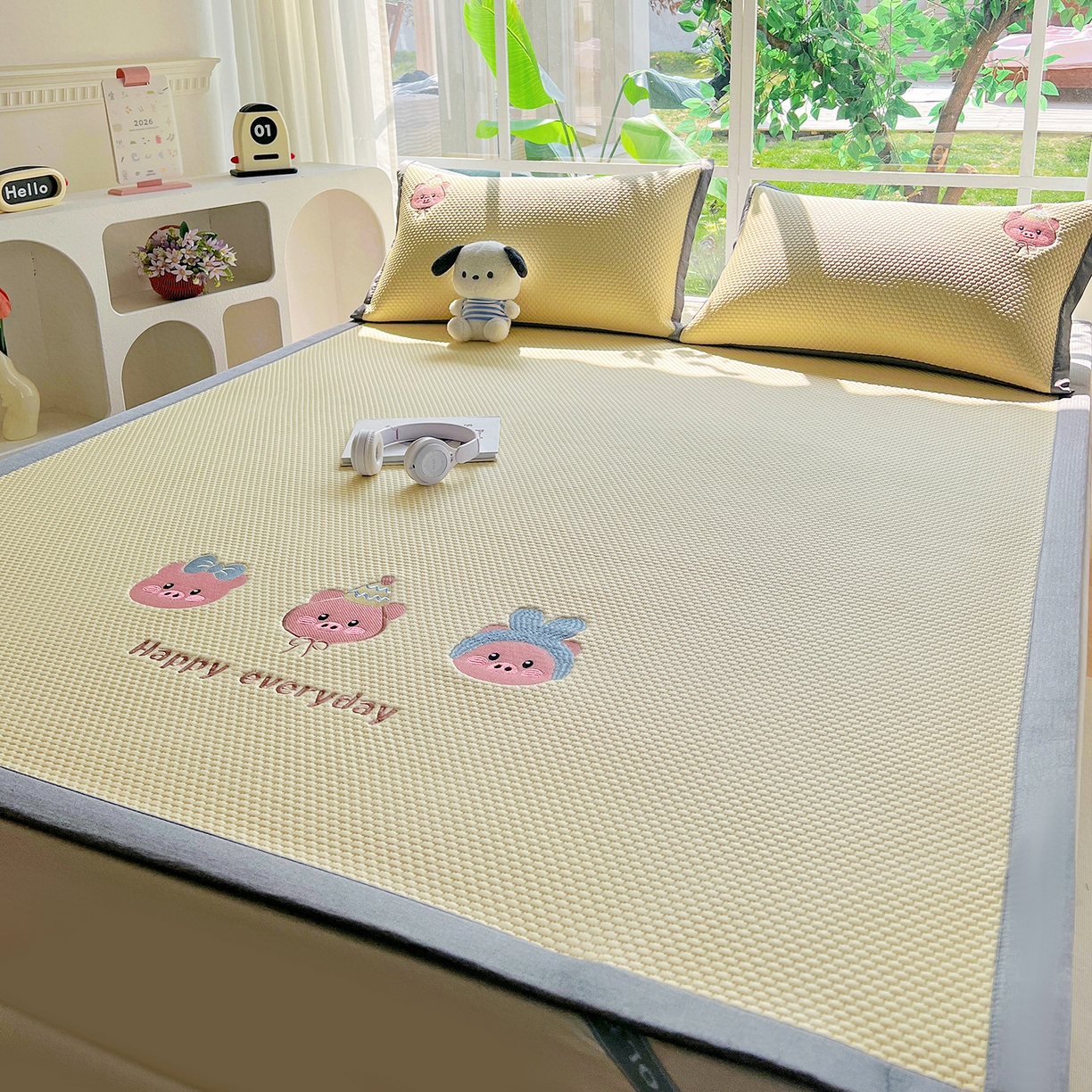 91家纺网 家纺一手货源 找家纺 卡初家居（原微来） 2026春夏新款A类乙纶凉豆豆凉感席绣花席凉席席子-魔方系列 猪猪侠